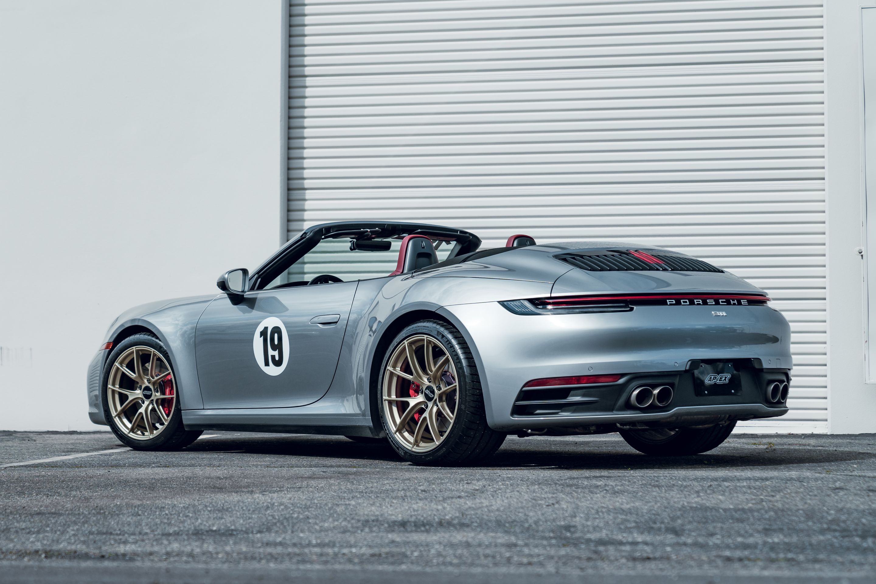 Silver Porsche 911 992.1 Carrera S with 19"/20" VS-5RS Apex wheels in Motorsport Gold