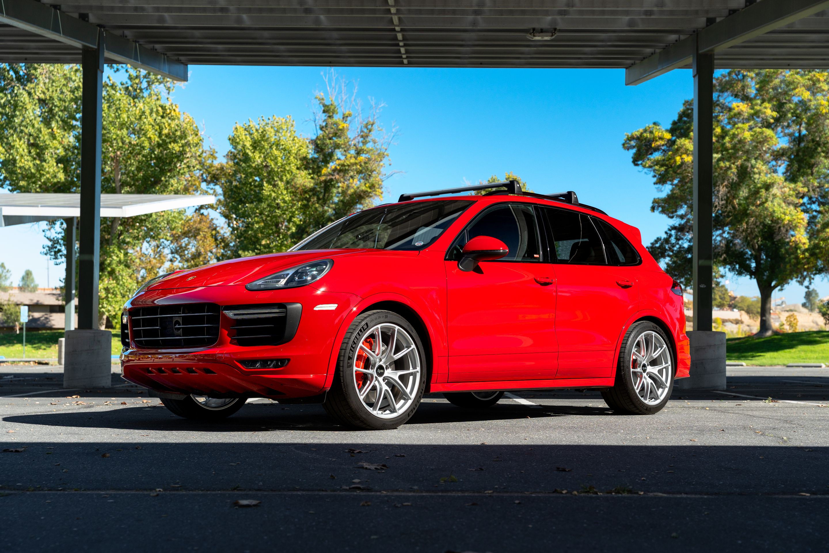 Red Porsche 958 Cayenne with 21" VS-5RX Apex wheels in Race Silver