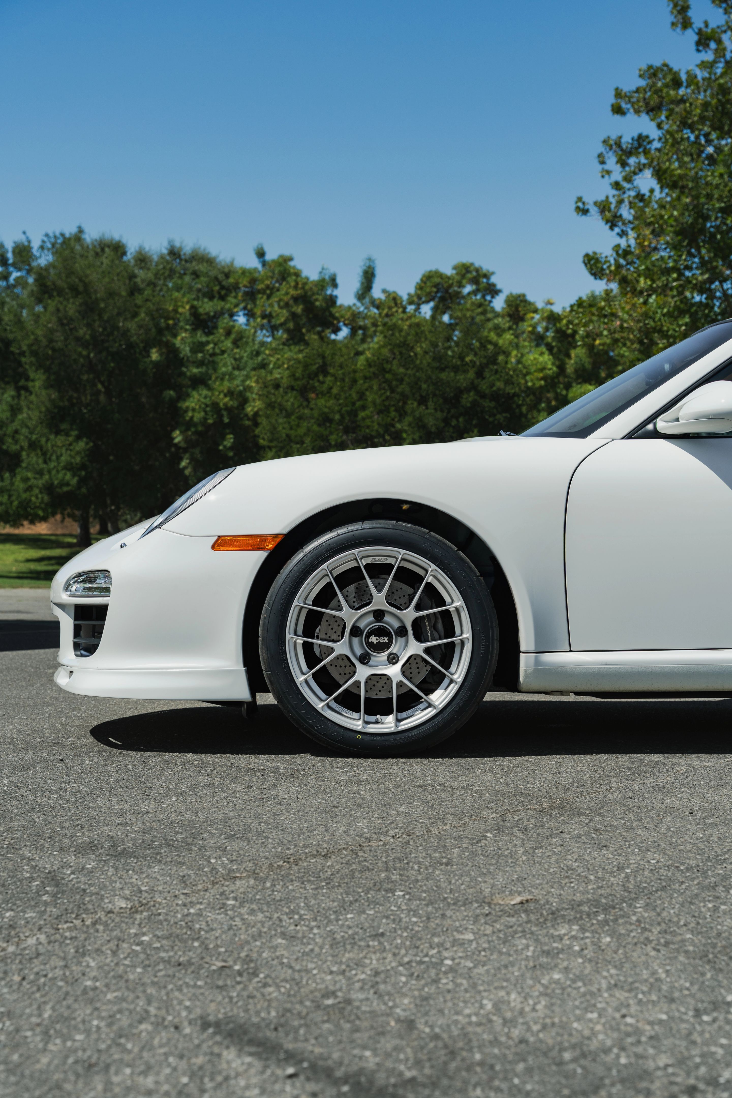 White Porsche 911 997 Carrera with 18" EC-7RS Apex wheels in Race Silver