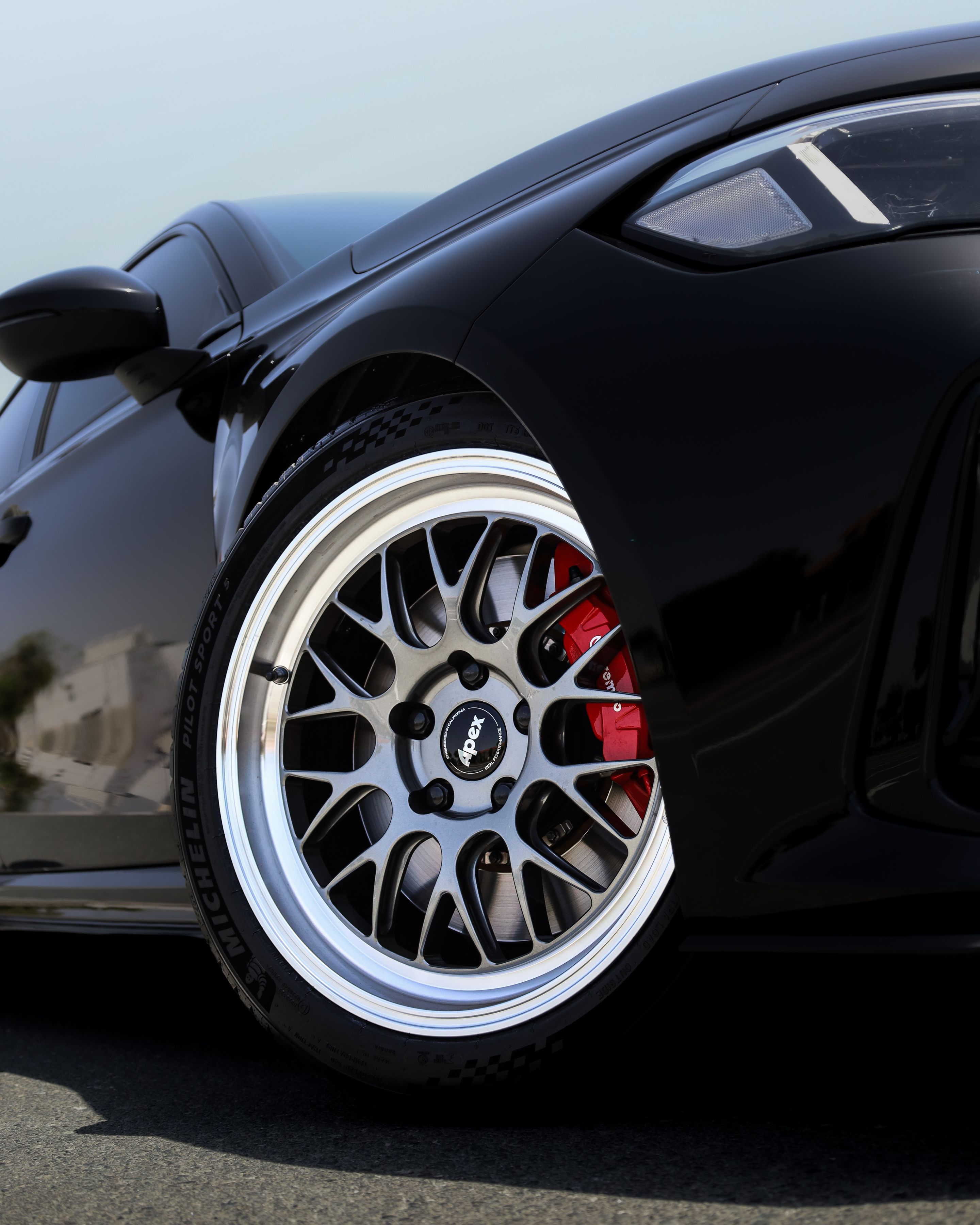 Black Honda FL5 Civic Type-R with 18" ML-10RT Apex wheels in Machined Lip Anthracite