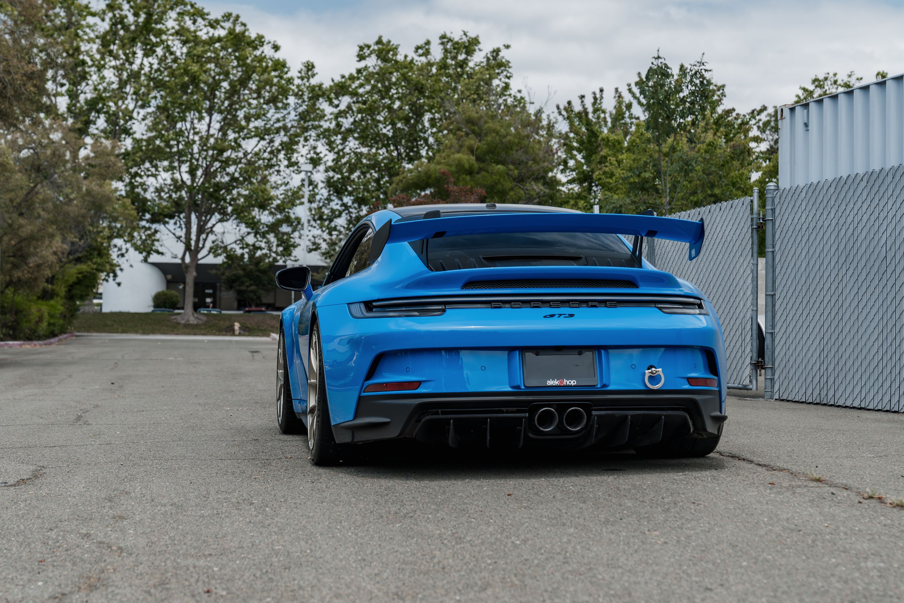 Blue Porsche 911 992.1 GT3 with 20" VS-5RS Apex wheels in Motorsport Gold