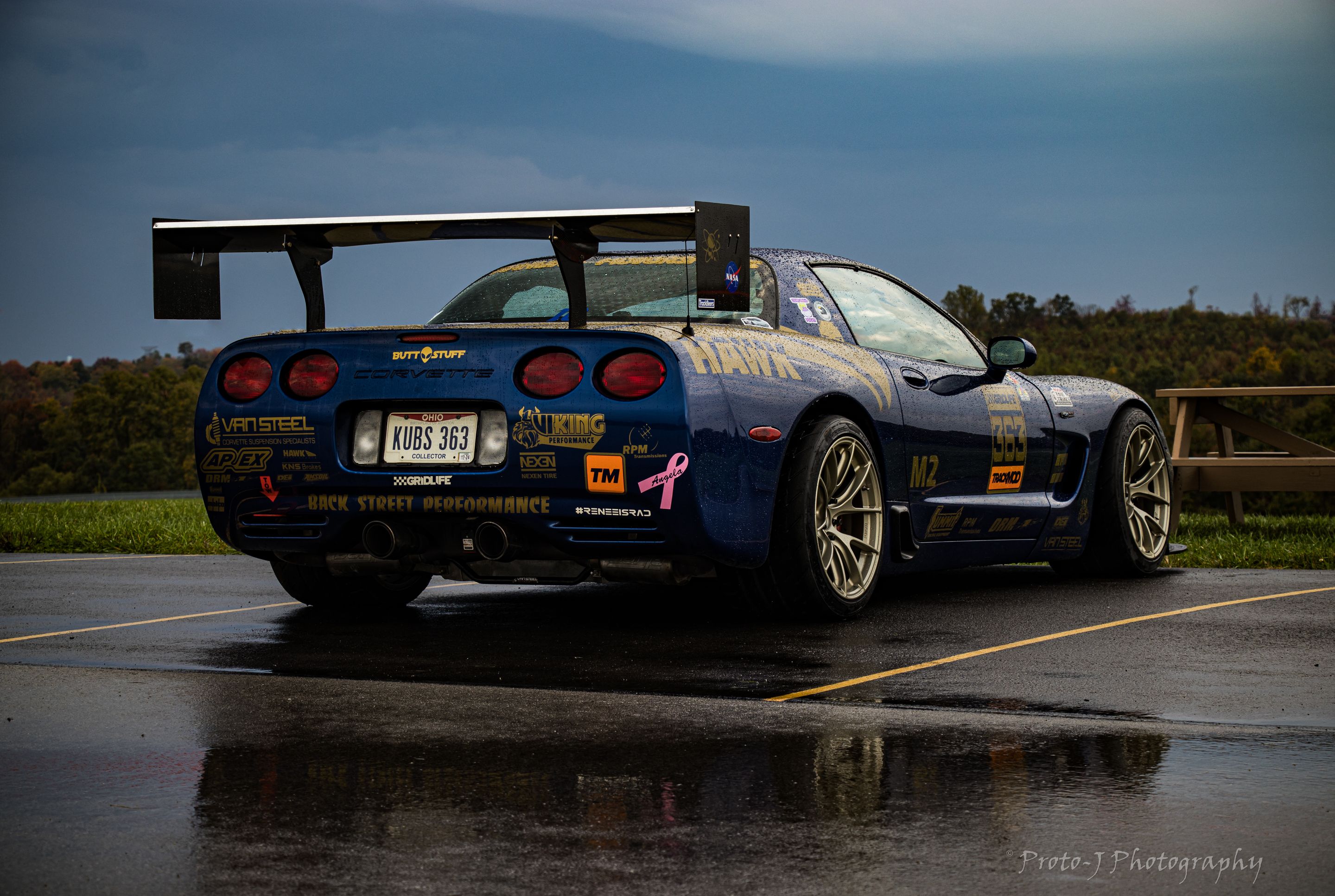 Blue Chevrolet C5 Corvette Z06 with 18" VS-5RS Apex wheels in Motorsport Gold