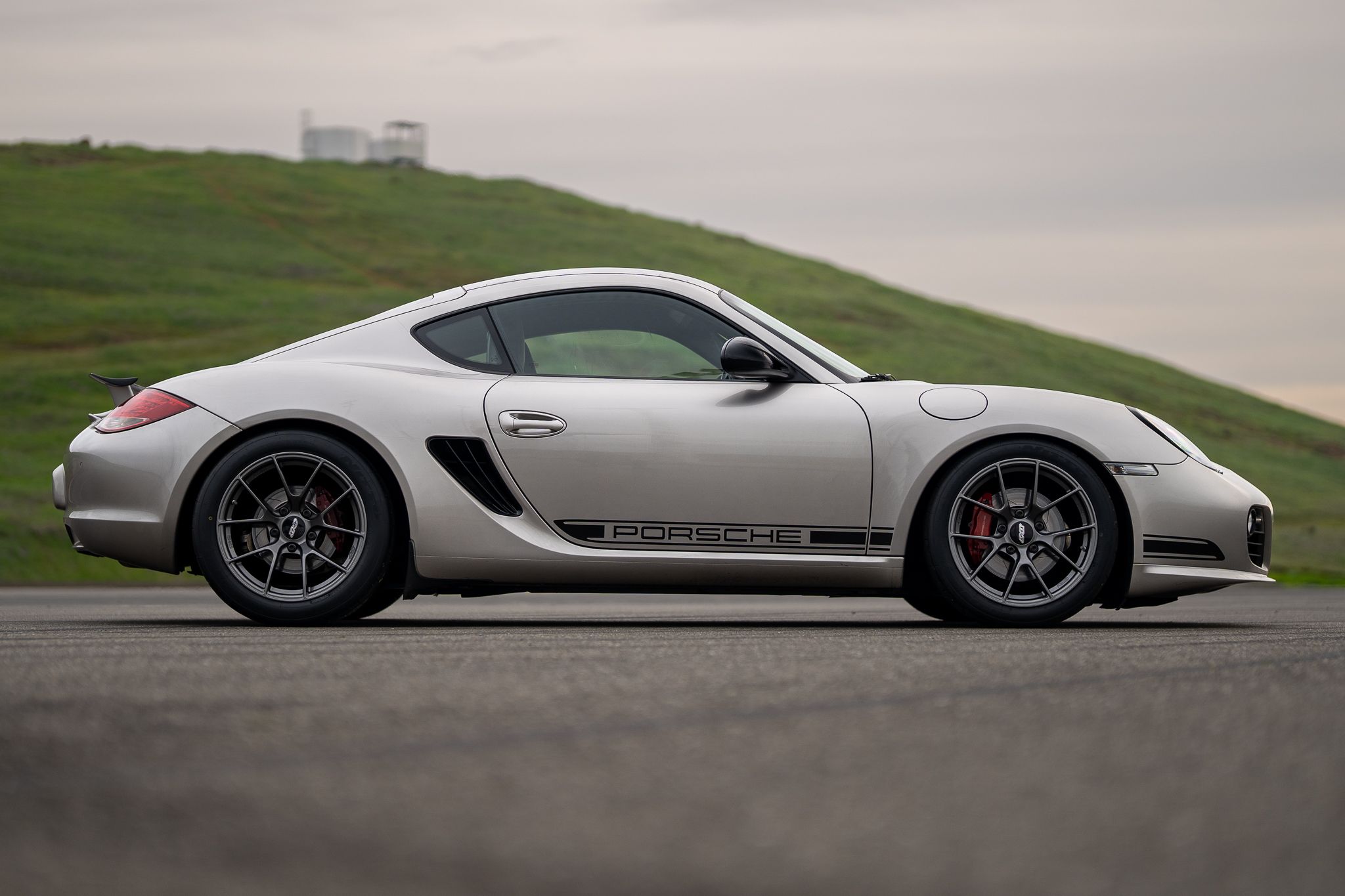 Grey Porsche 987 Cayman R with 18" VS-5RS Apex wheels in Anthracite