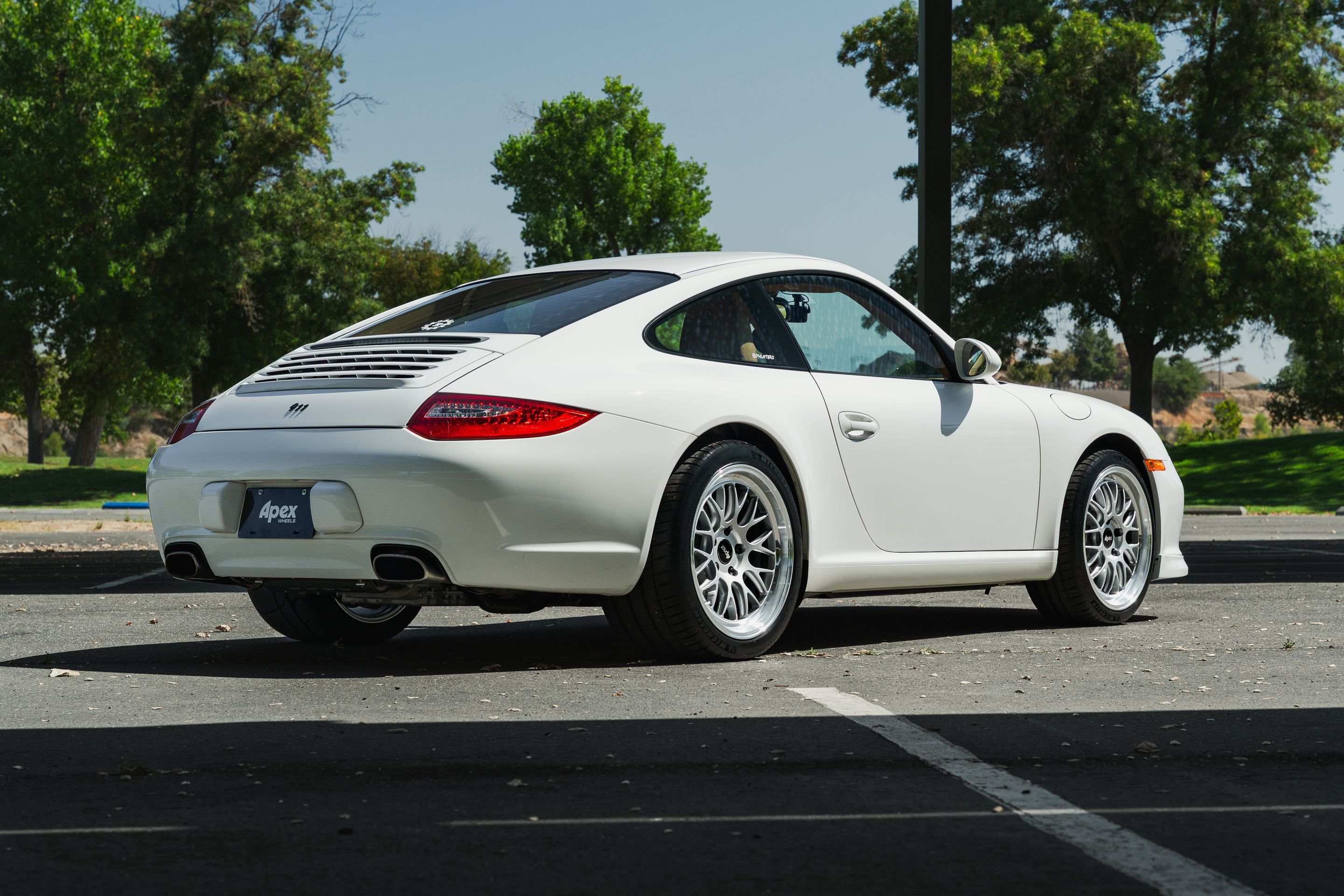 White Porsche 911 997 Carrera with 19" ML-10RT Apex wheels in Machined Lip Race Silver
