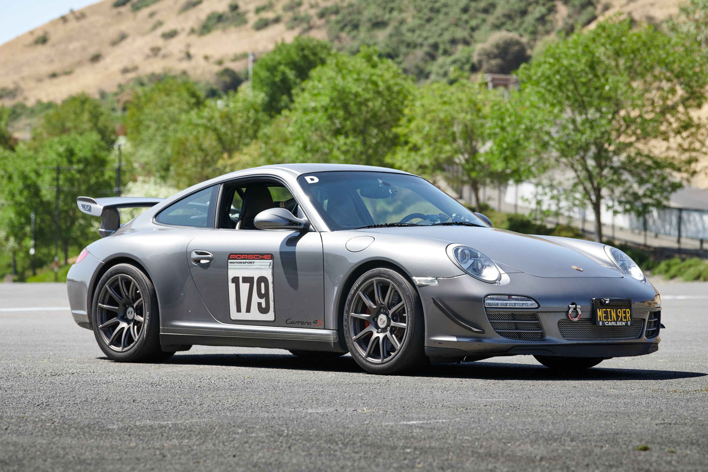 Grey Porsche 911 997 Carrera 4S with 18" SM-10 Apex wheels in Anthracite