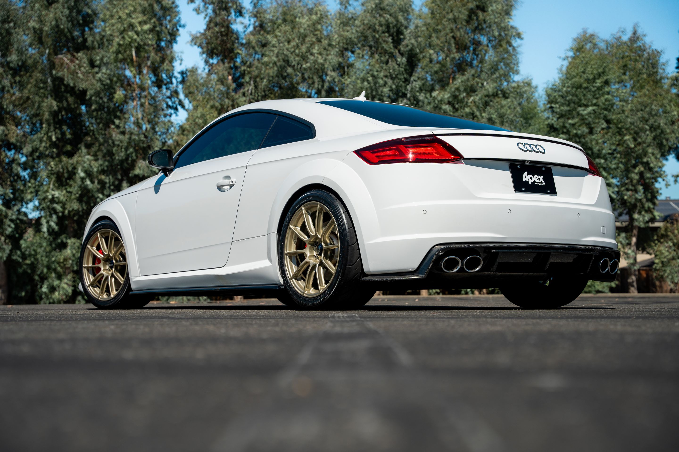 White Audi 8S TTS with 18" SM-10RS Apex wheels in Motorsport Gold