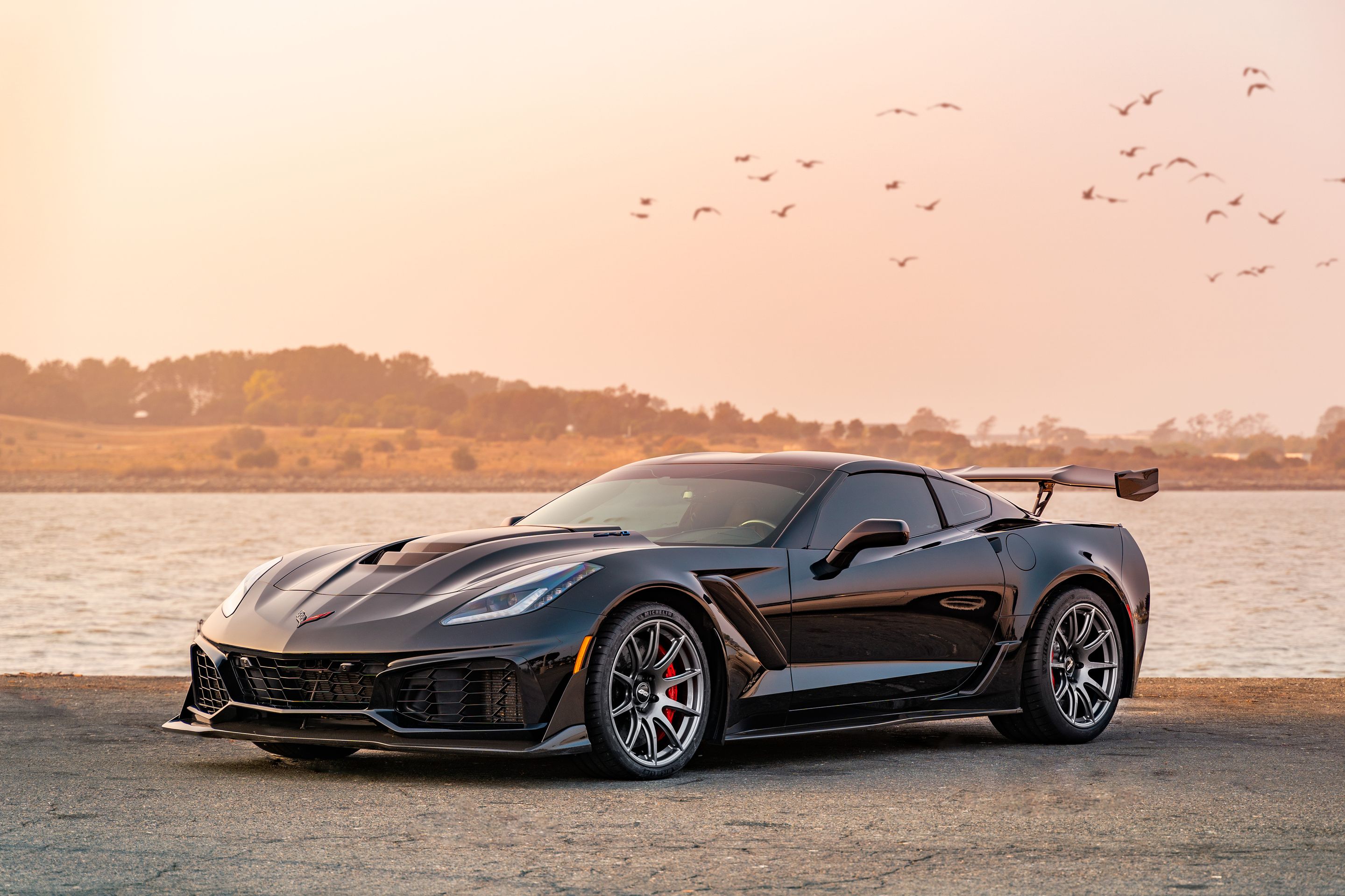 Black Chevrolet C7 Corvette Z06 with 19" SM-10 Apex wheels in Anthracite