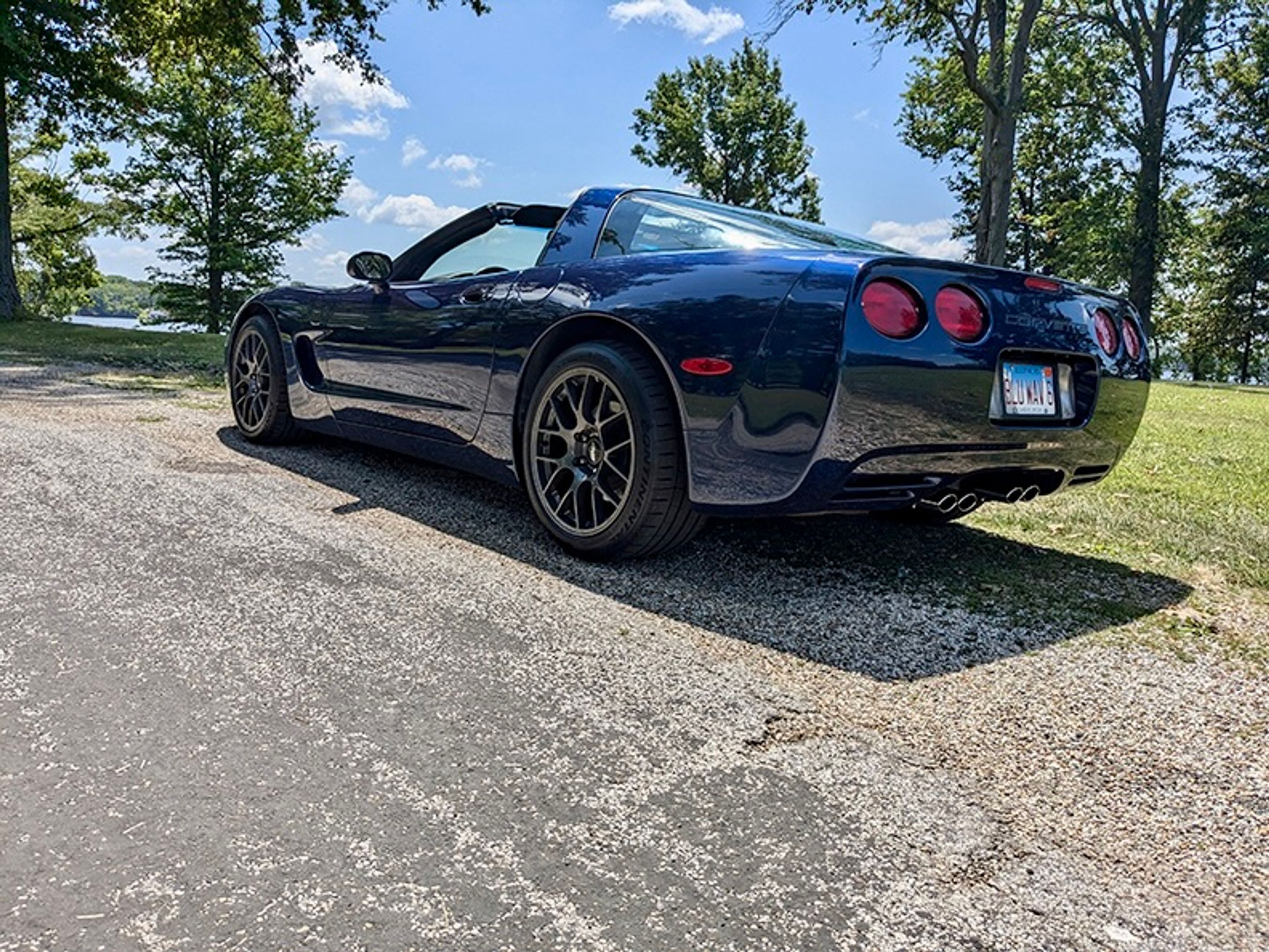 Blue Chevrolet C5 Corvette Base/Z51 with 18" EC-7 Apex wheels in Anthracite