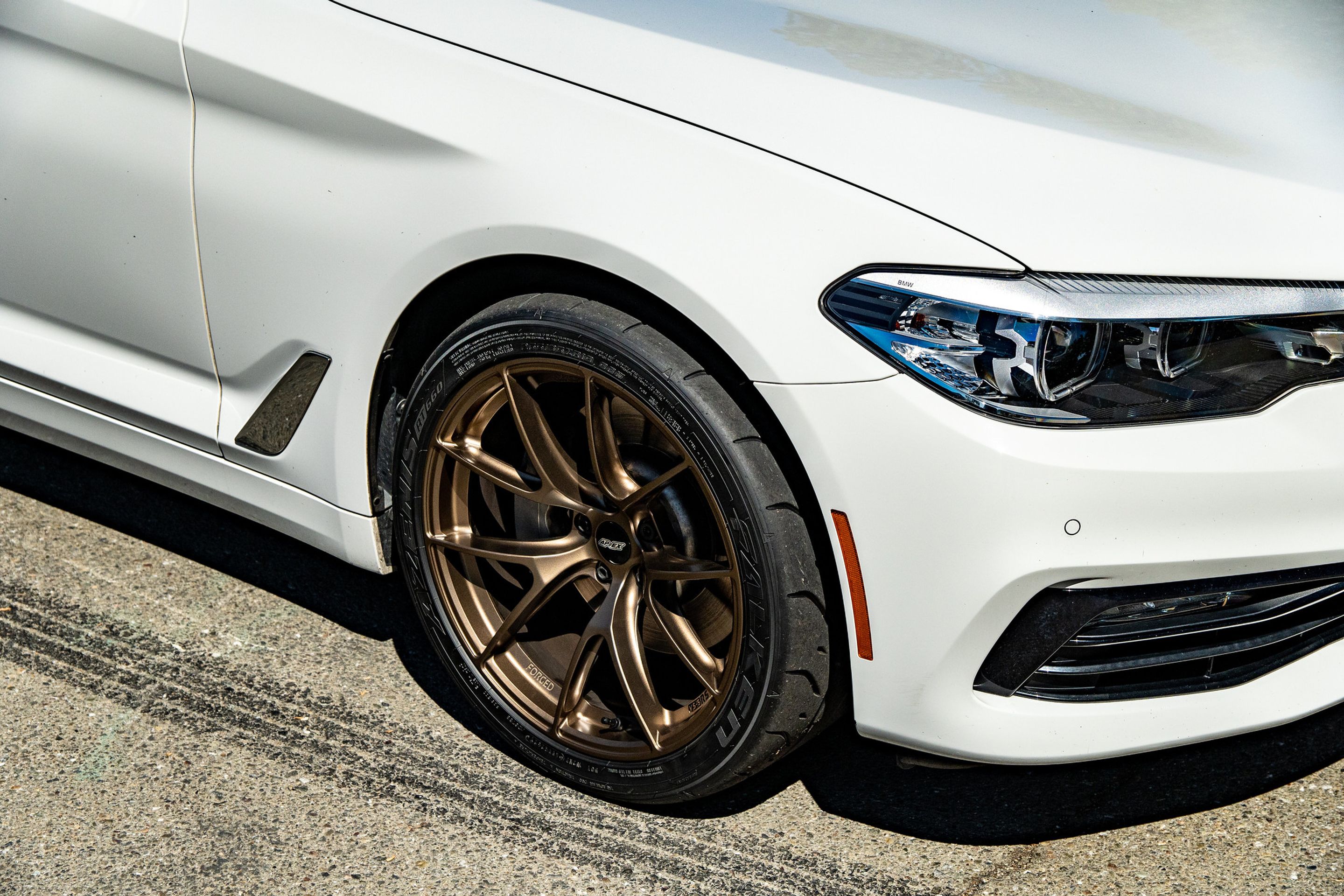 White BMW G30 Sedan 5 Series with 19" VS-5RS Apex wheels in Satin Bronze