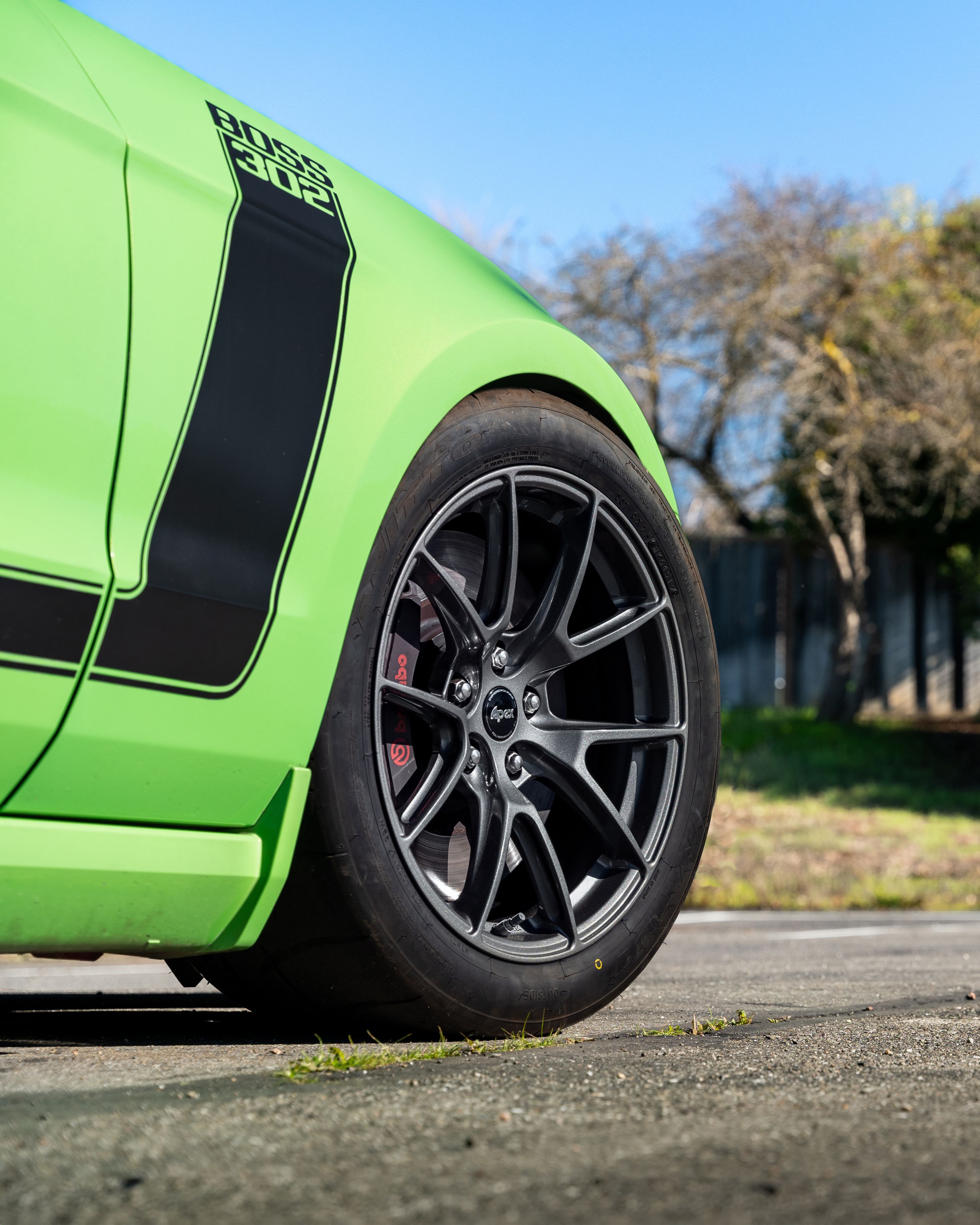 Green Ford S197 Mustang Boss 302 with 18" VS-5 Apex wheels in Anthracite