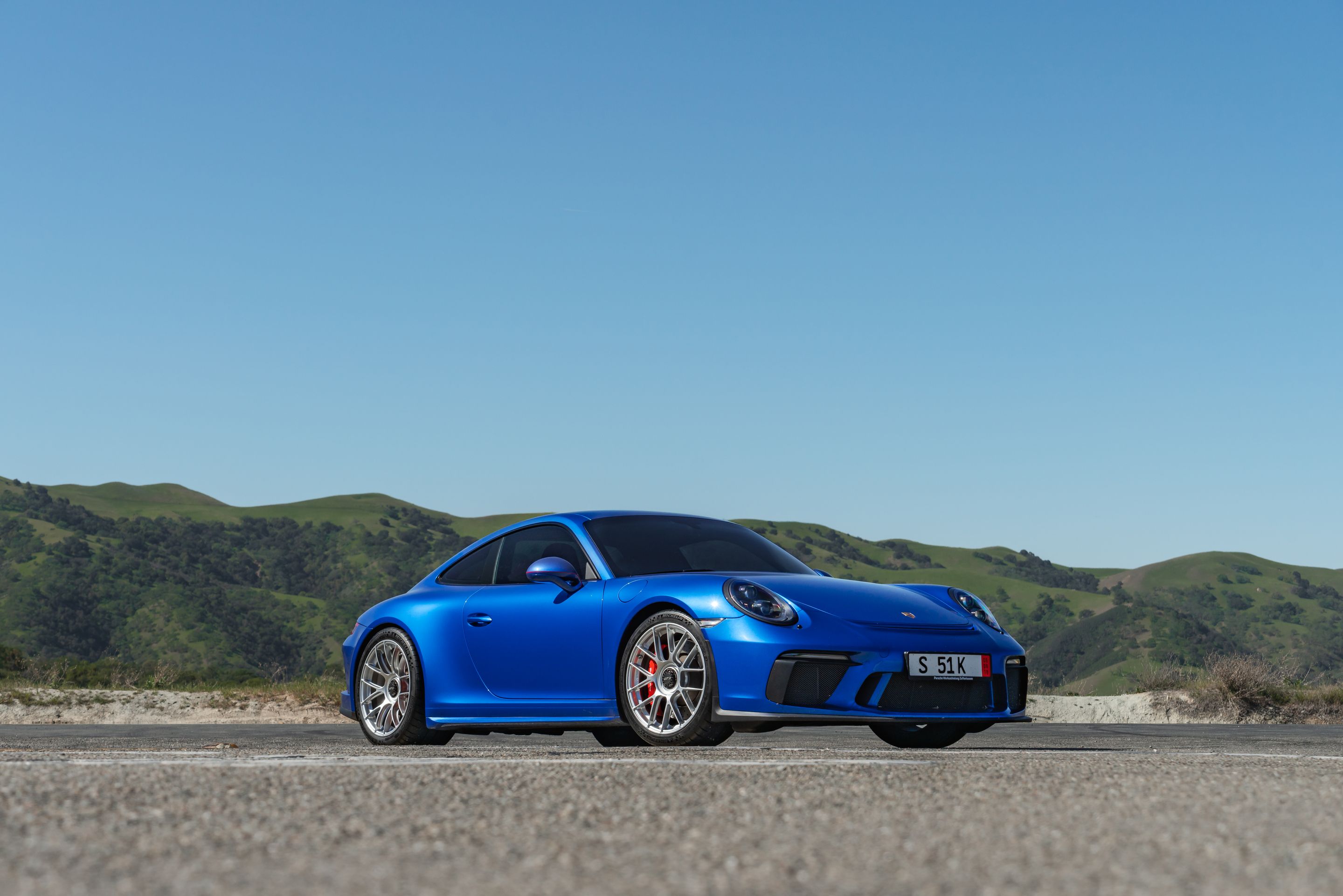 Blue Porsche 911 991.2 GT3 Touring with 19" EC-7RS Apex wheels in Race Silver