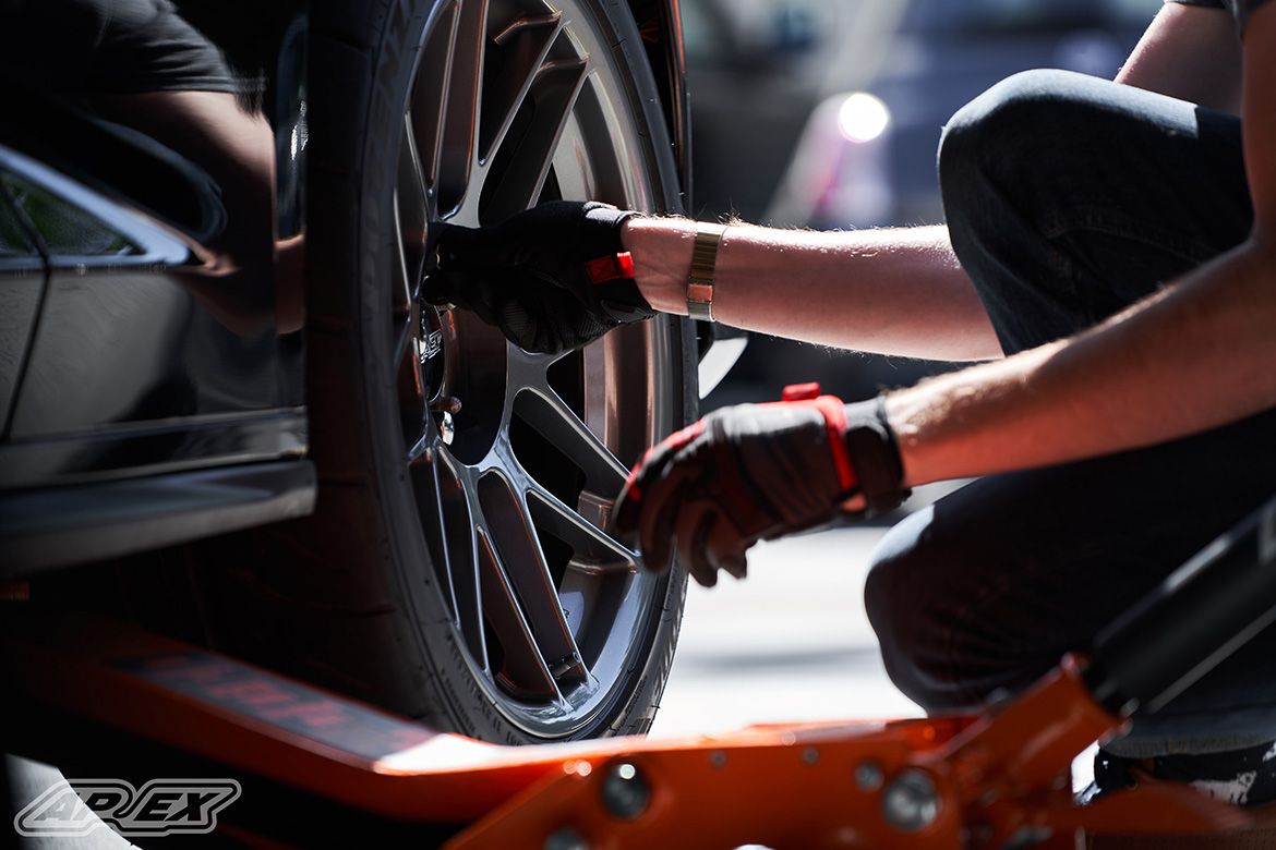 Black Chevrolet 6th Gen Camaro SS 1LE with 19" ARC-8 Apex wheels in Anthracite