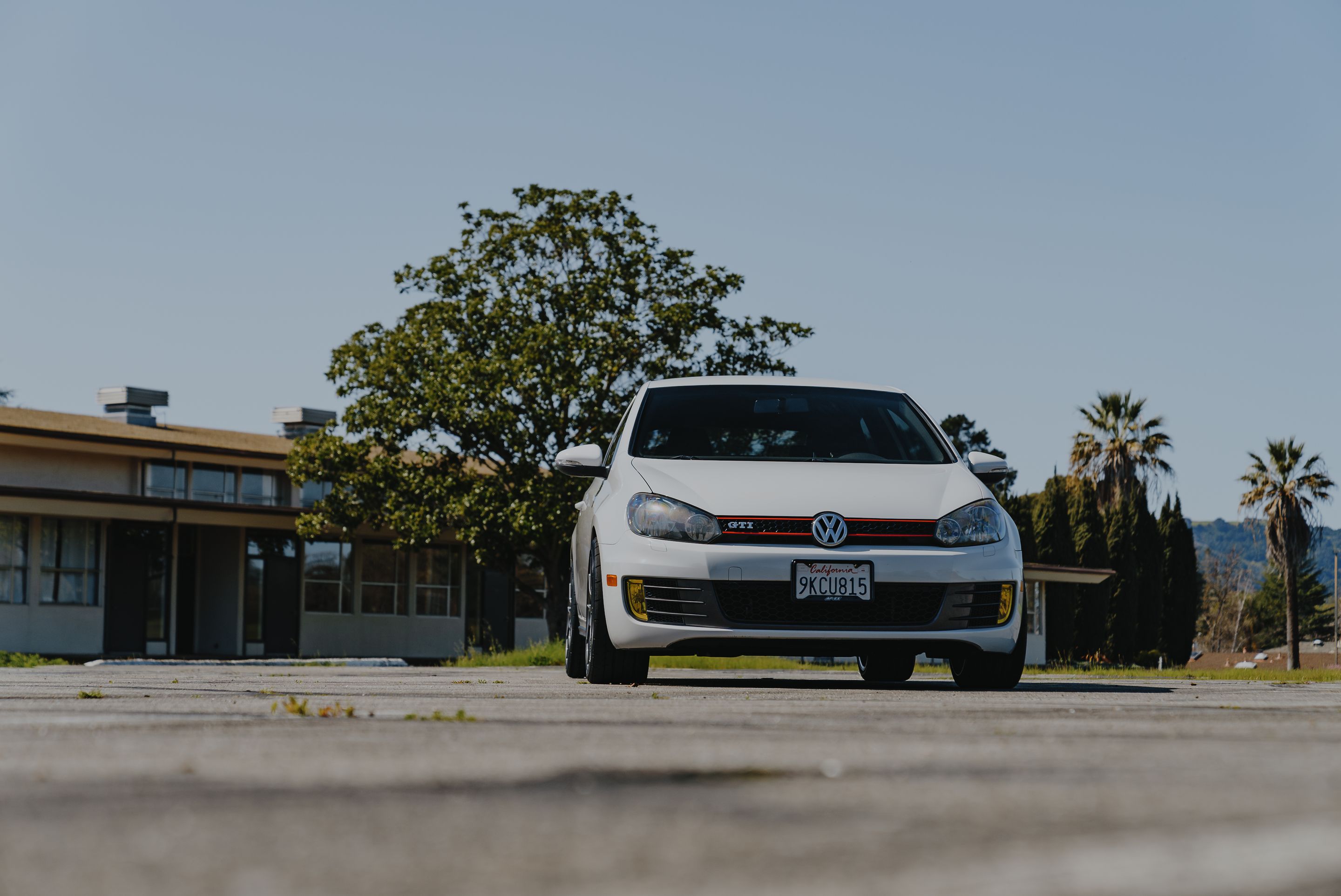 White VW MK6 GTI with 18" SM-10 Apex wheels in Anthracite
