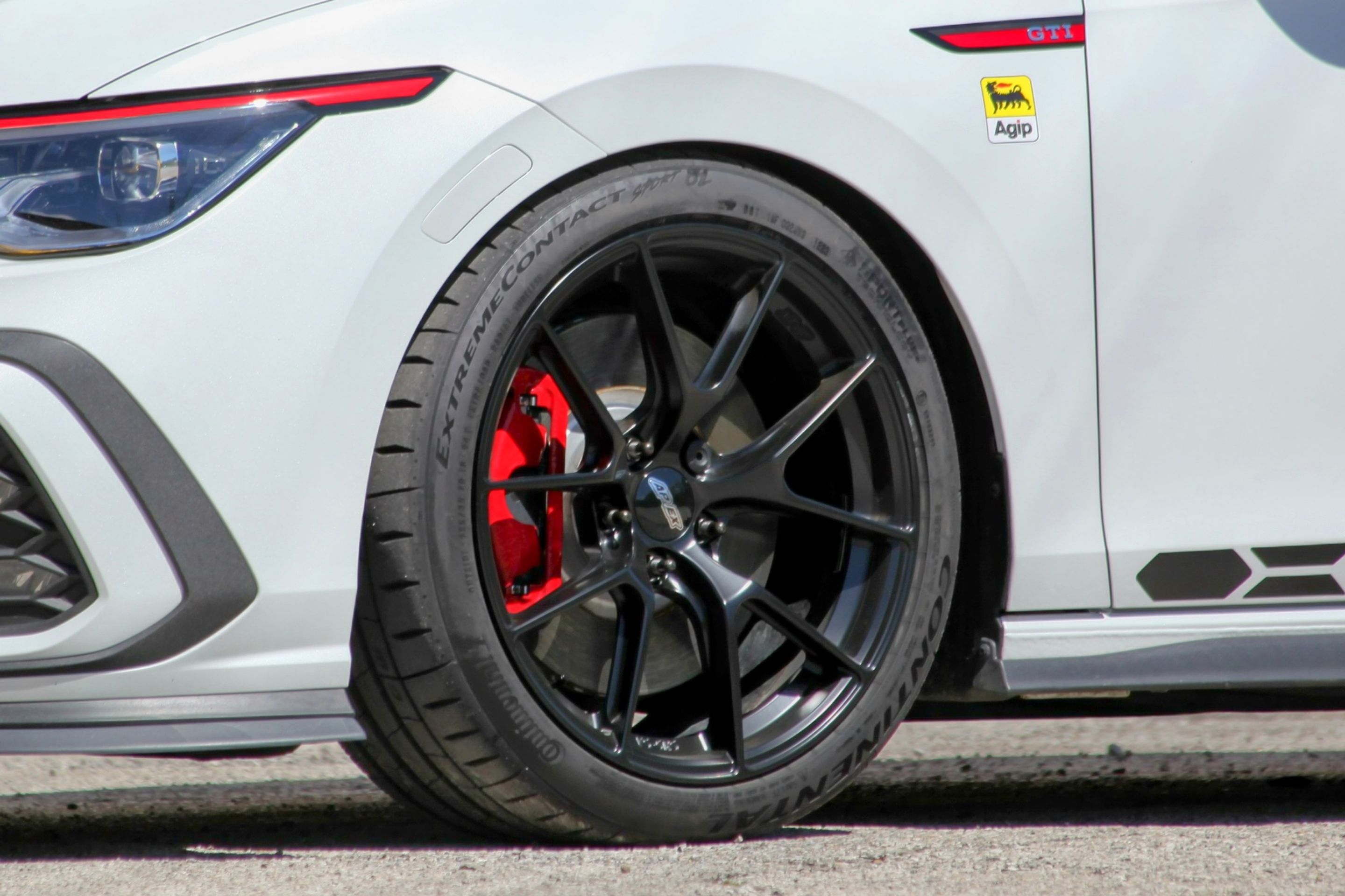 White VW MK8 GTI with 18" VS-5RS Apex wheels in Satin Black