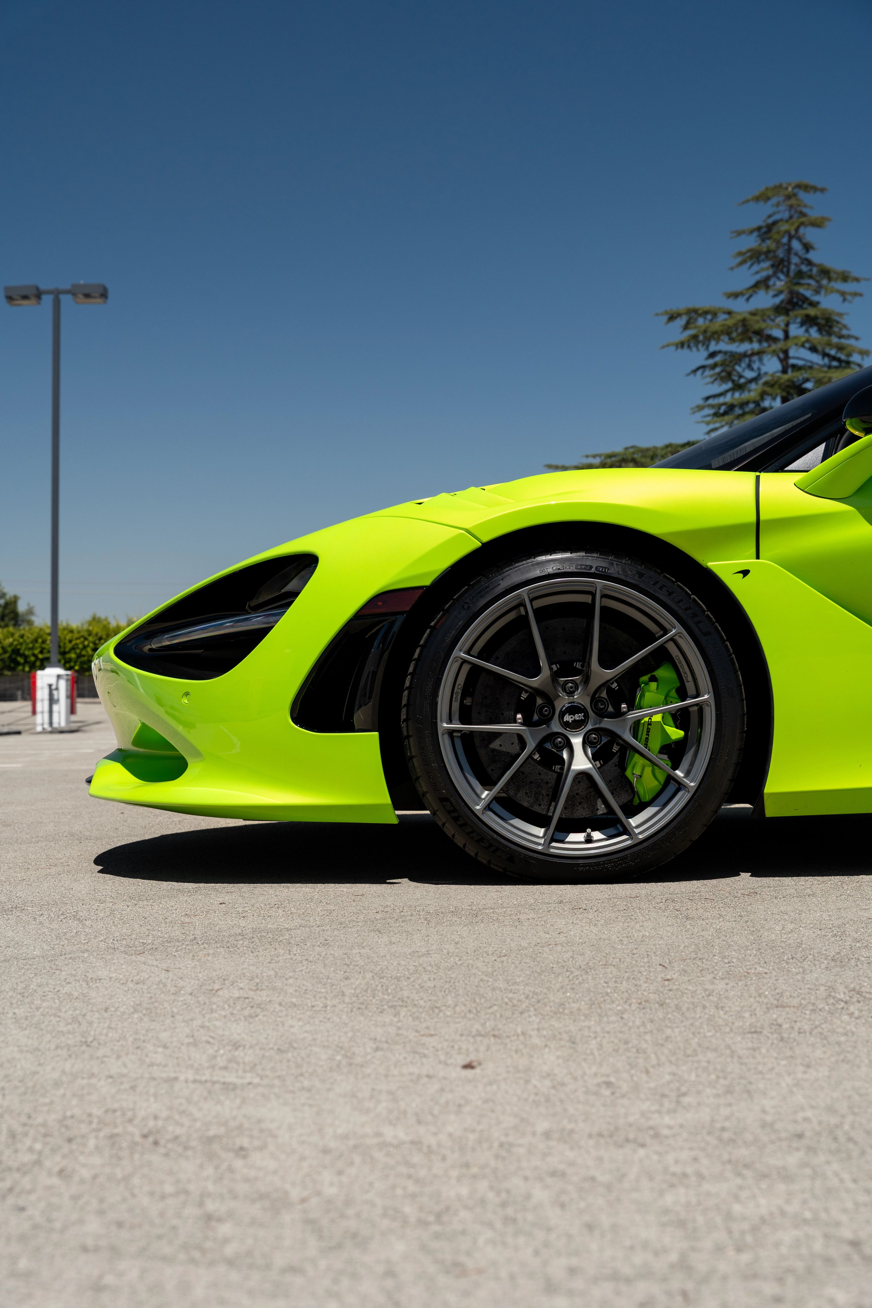Green McLaren 750S with 19"/20" VS-5RS Apex wheels in Anthracite