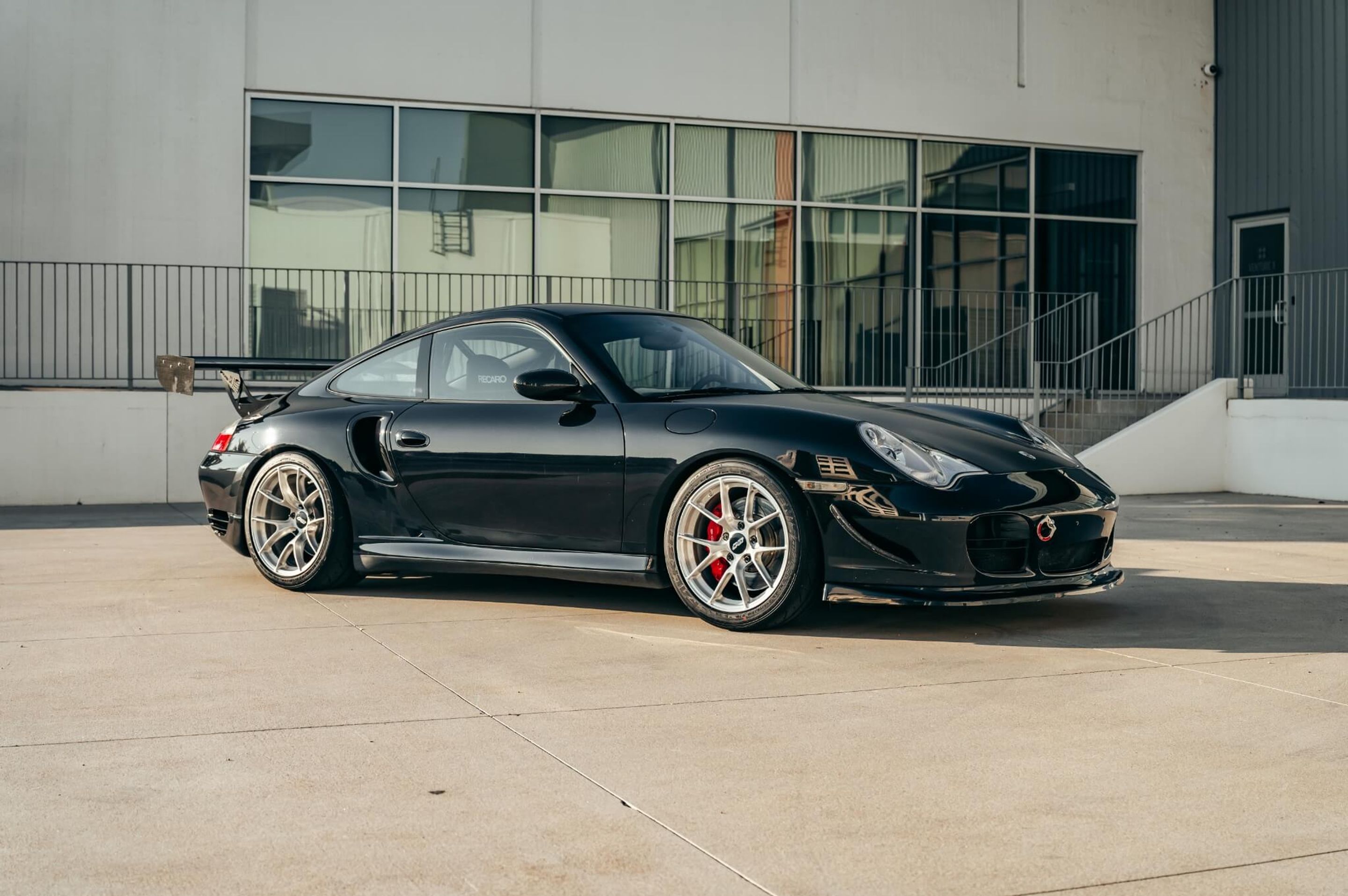 Black Porsche 911 996 Turbo with 18" VS-5RS Apex wheels in Brushed Clear