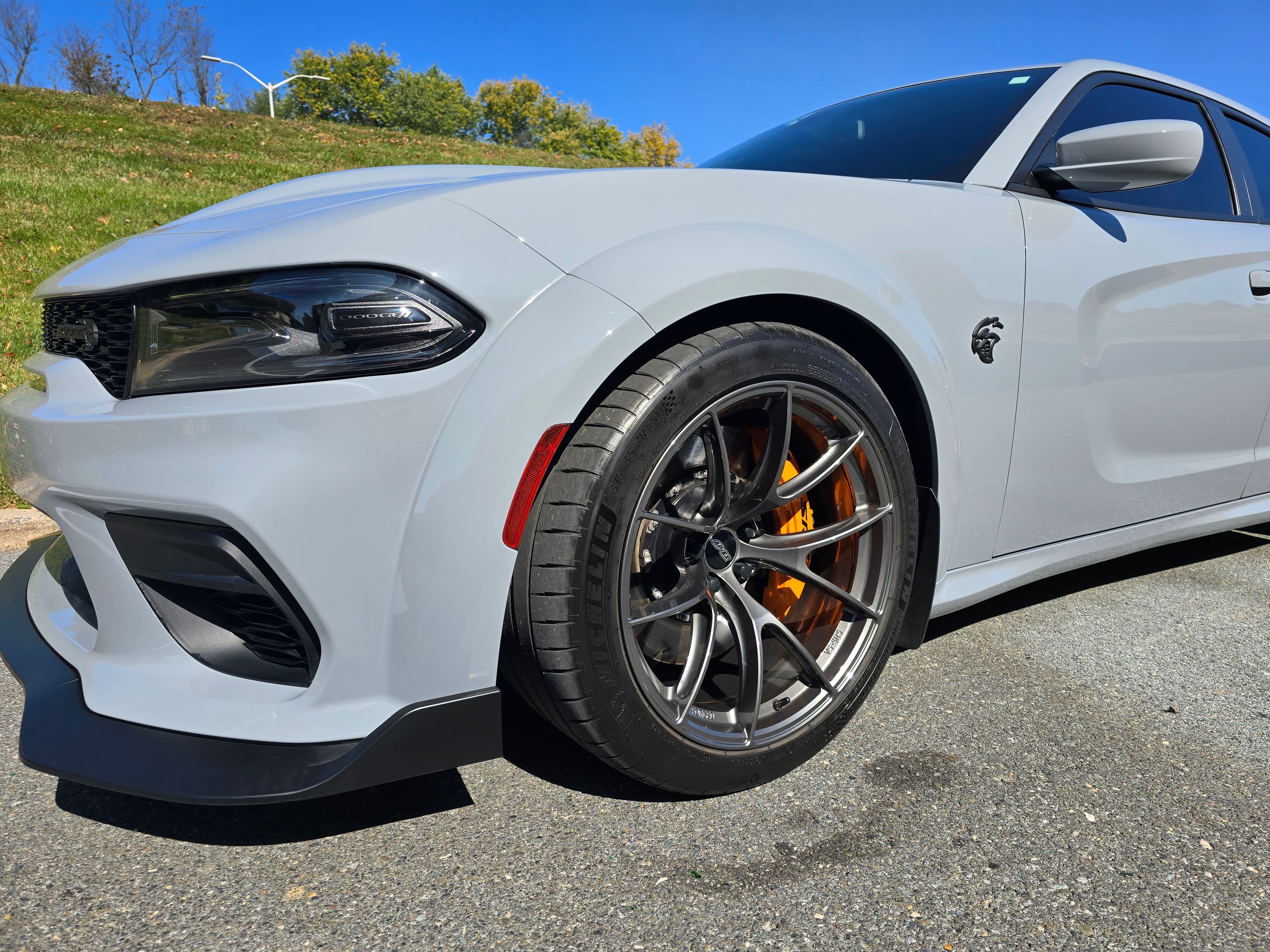 Grey Dodge Charger SRT Hellcat Widebody with 20" VS-5RS Apex wheels in Anthracite