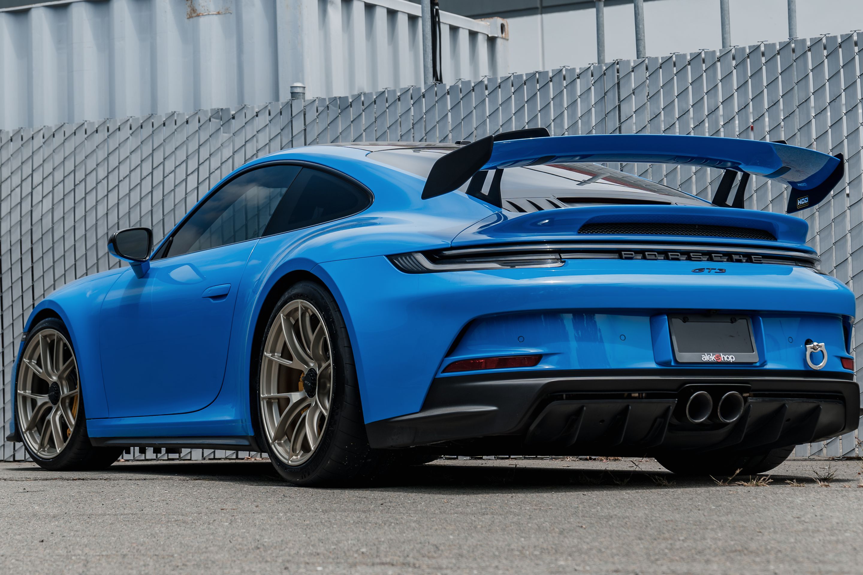 Blue Porsche 911 992.1 GT3 with 20" VS-5RS Apex wheels in Motorsport Gold