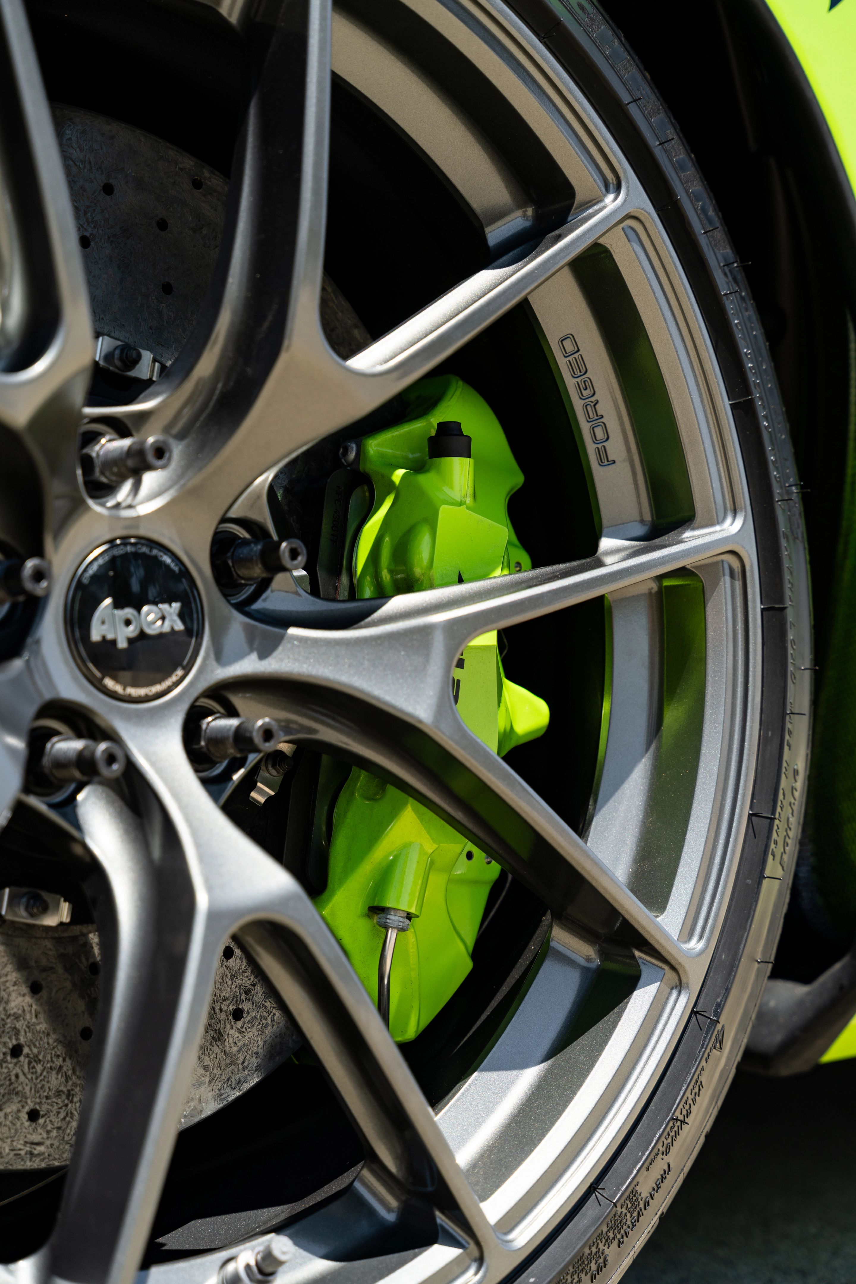 Green McLaren 750S with 19"/20" VS-5RS Apex wheels in Anthracite