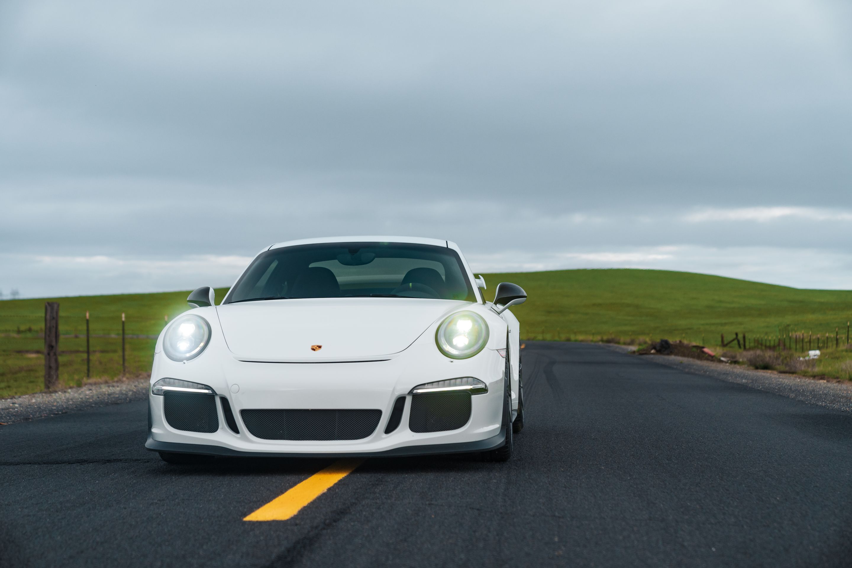 White Porsche 911 991.1 GT3 with 20" VS-5RS Apex wheels in Anthracite