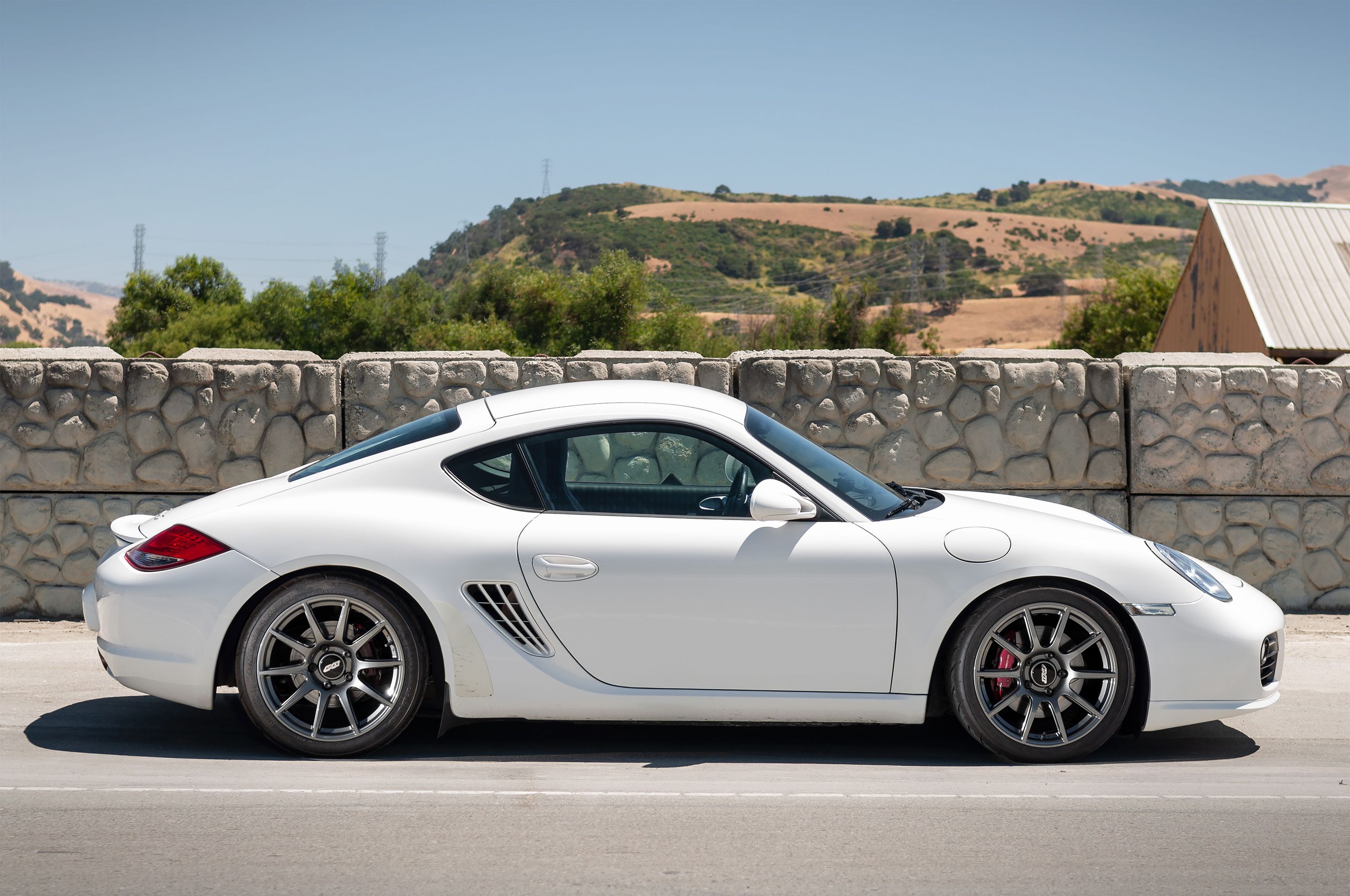 White Porsche 987 Cayman S with 18" SM-10 Apex wheels in Anthracite