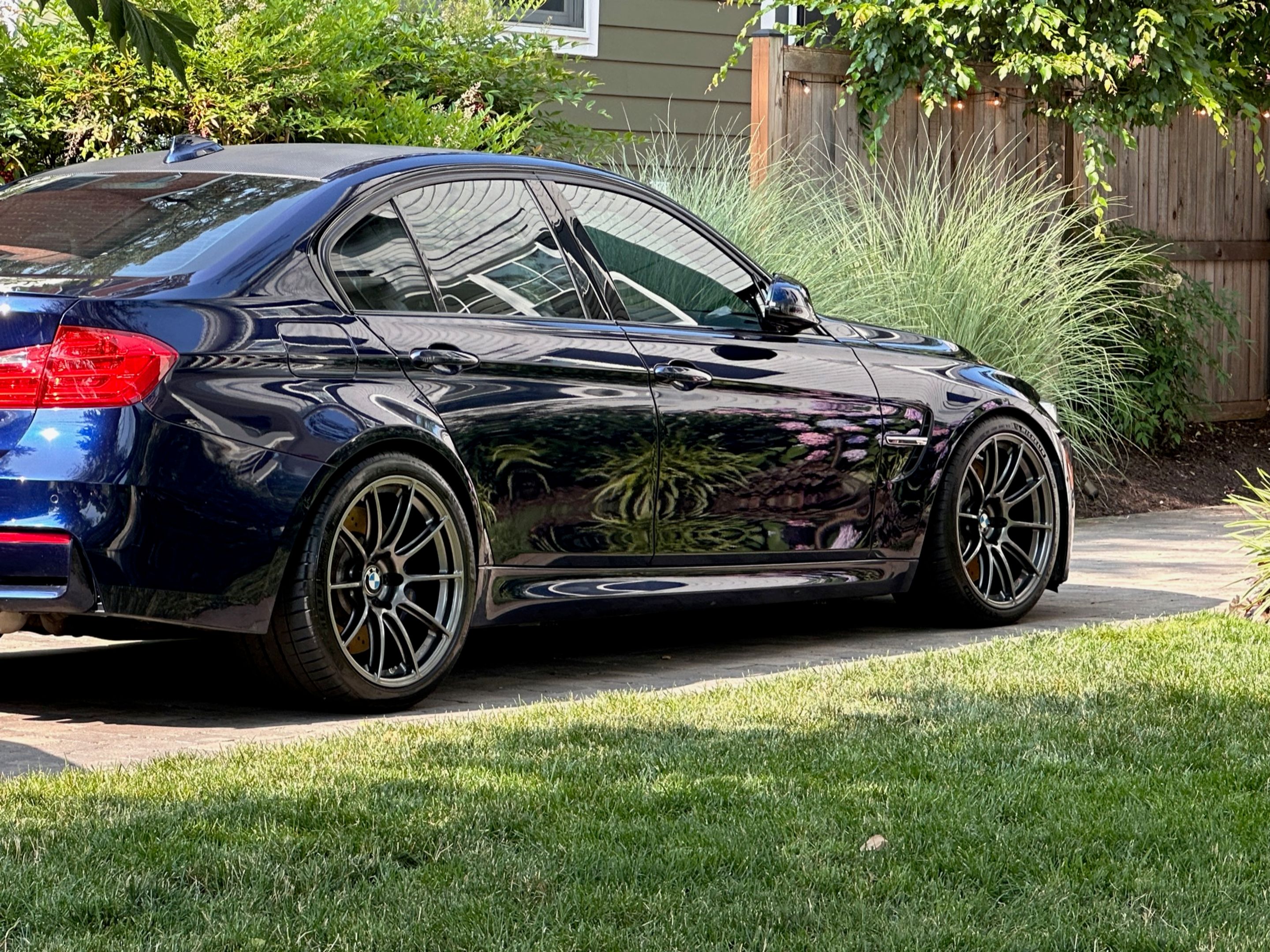 Blue BMW F80 M3 with 19" SM-10RS Apex wheels in Anthracite