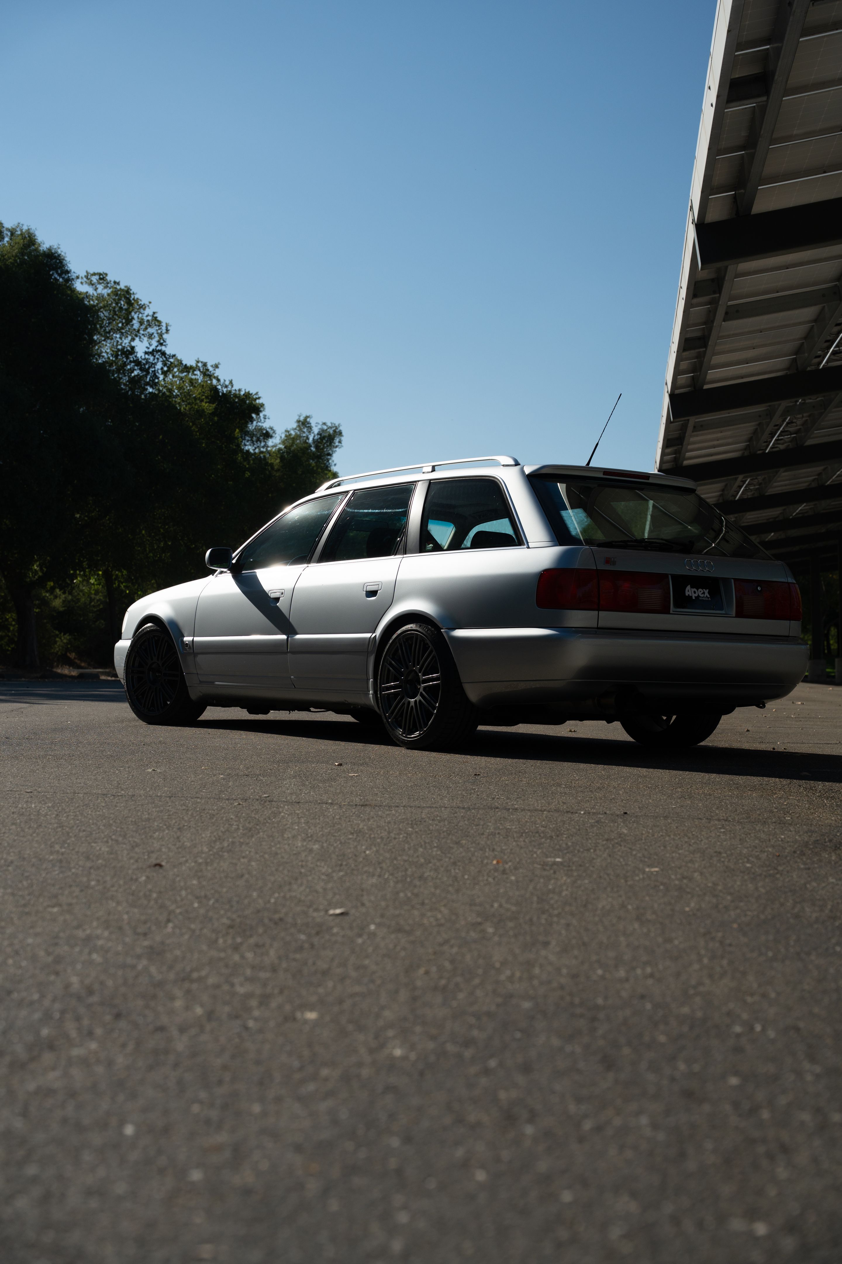 Silver Audi C4 S6 Avant/Wagon with 18" TC-10RT Apex wheels in Anthracite