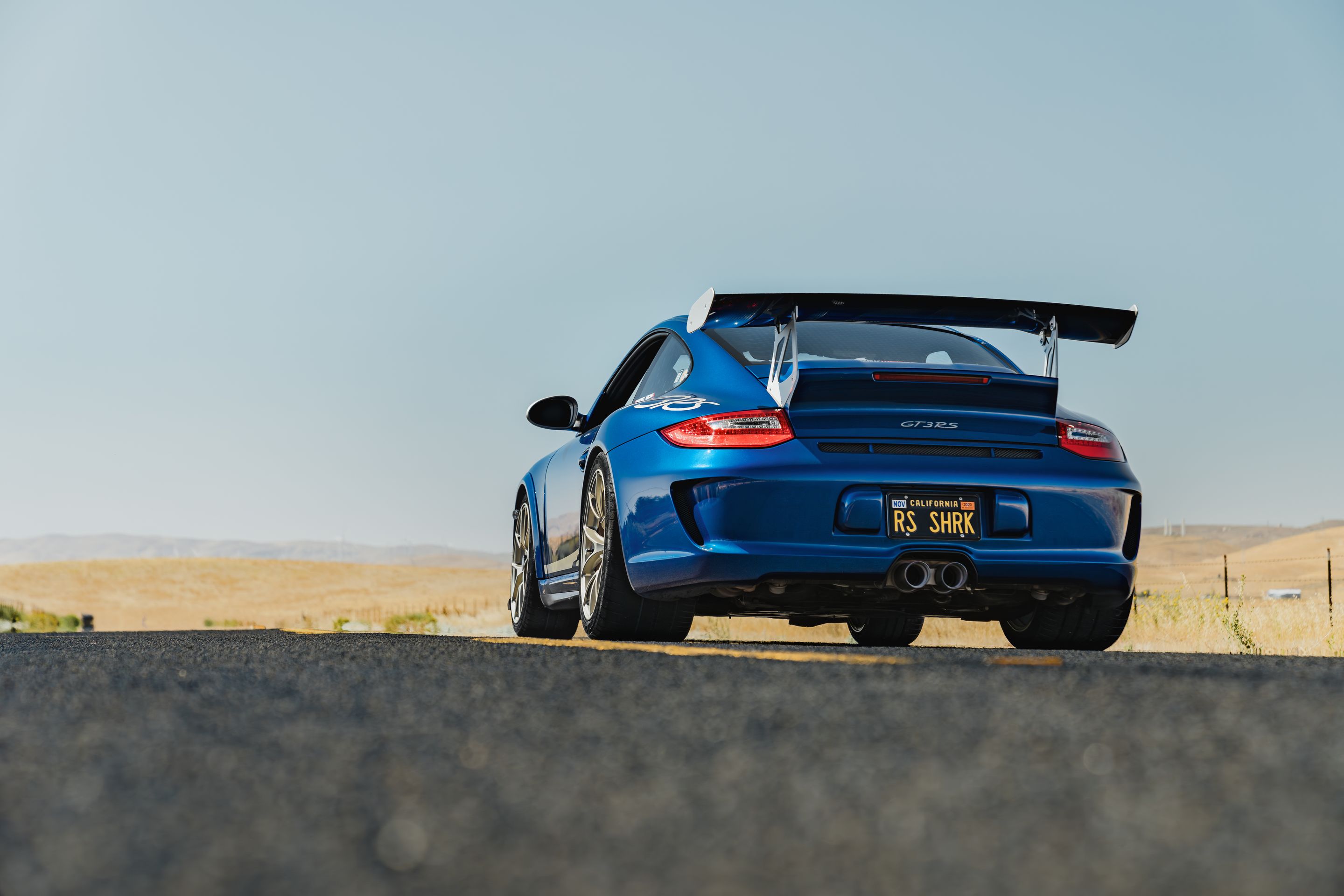 Blue Porsche 911 997 GT3 RS with 19" VS-5RS Apex wheels in Motorsport Gold