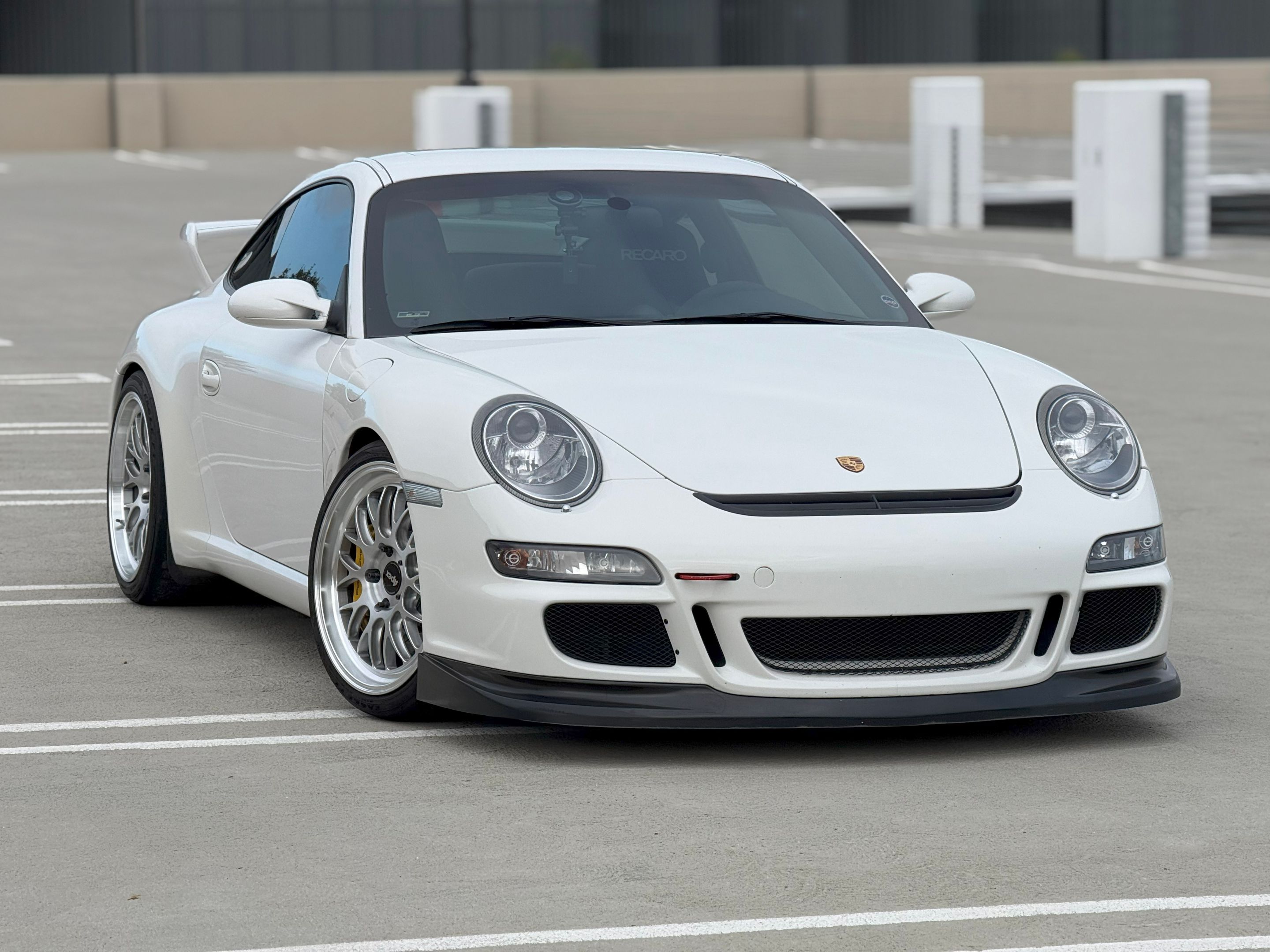 White Porsche 911 997 GT3 with 19" ML-10RT Apex wheels in Machined Lip Brushed Clear