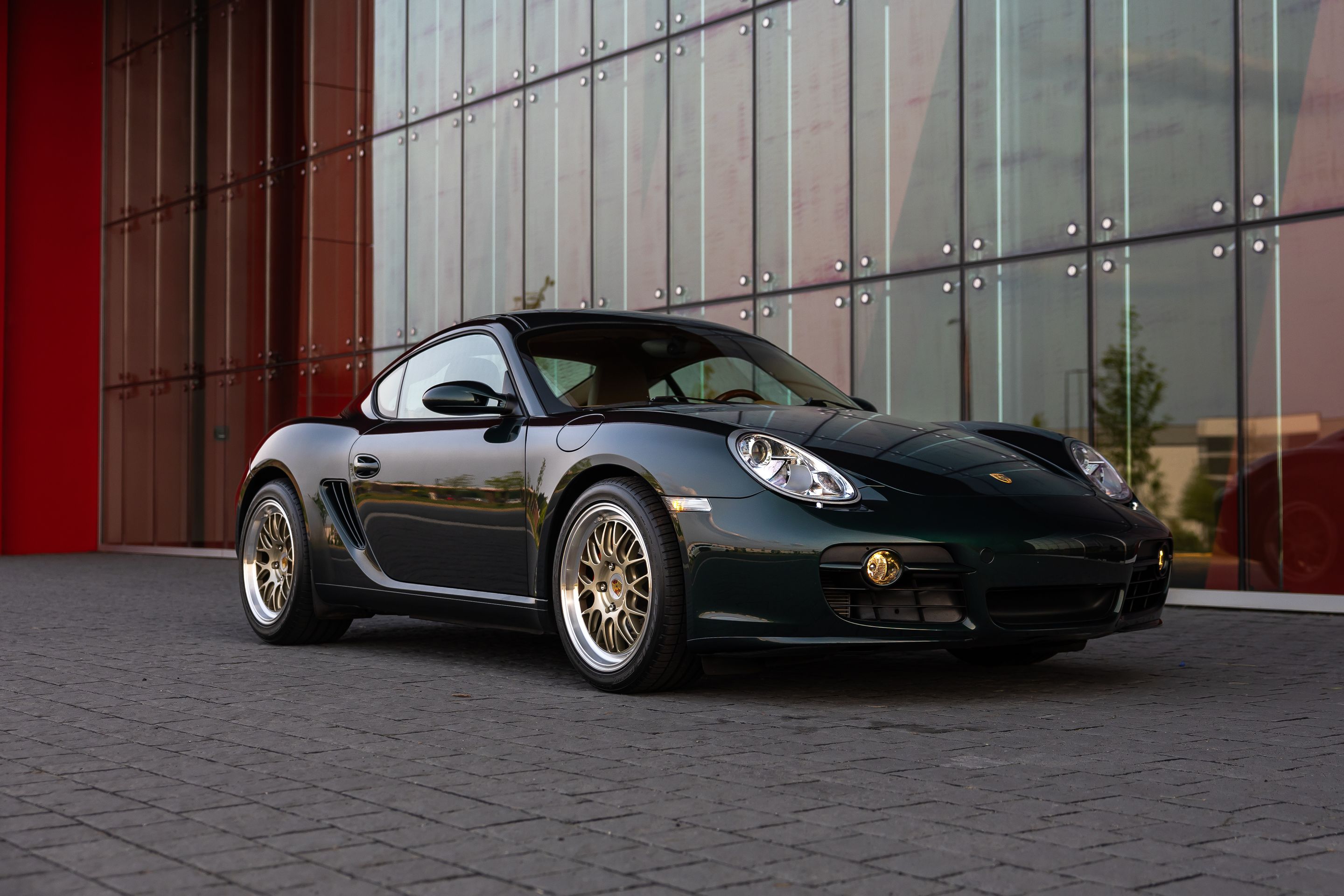 Green Porsche 987 Cayman S with 18" ML-10RT Apex wheels in Machined Lip Gloss Motorsport Gold