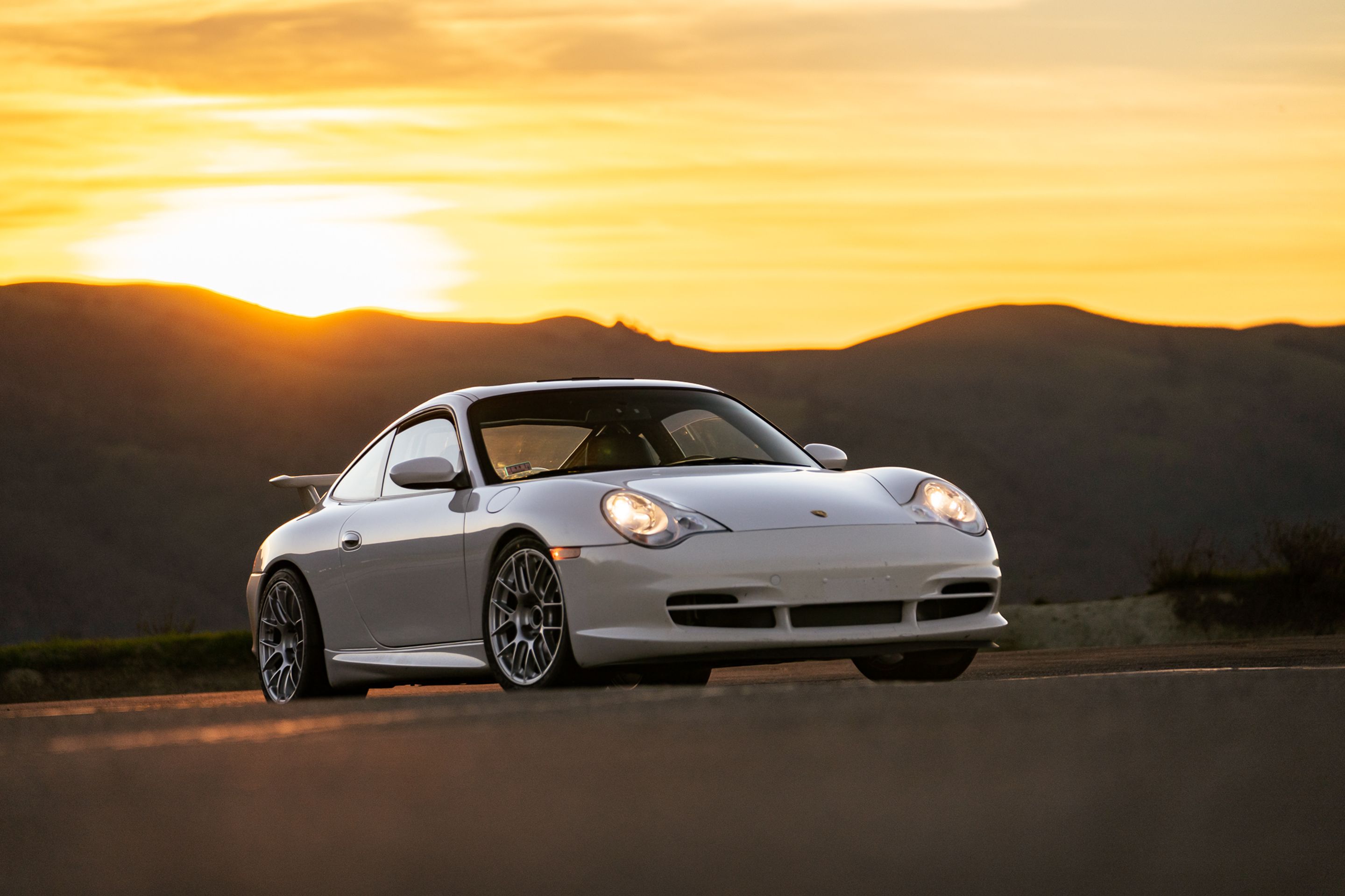 White Porsche 911 996 Carrera with 18" EC-7RS Apex wheels in Race Silver