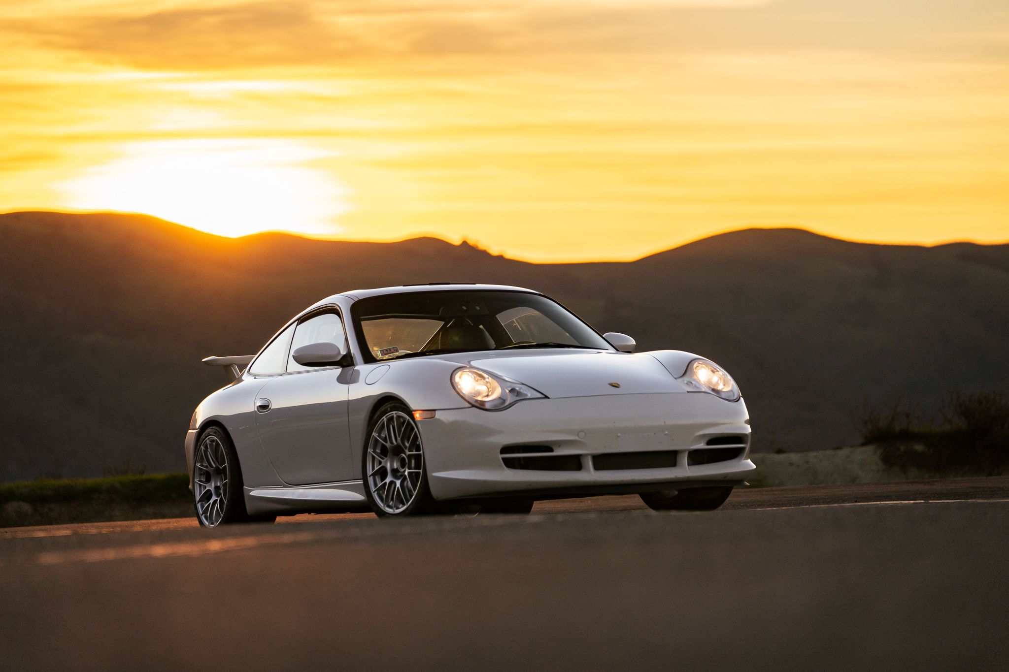 White Porsche 911 996 Carrera with 18" EC-7RS Apex wheels in Race Silver