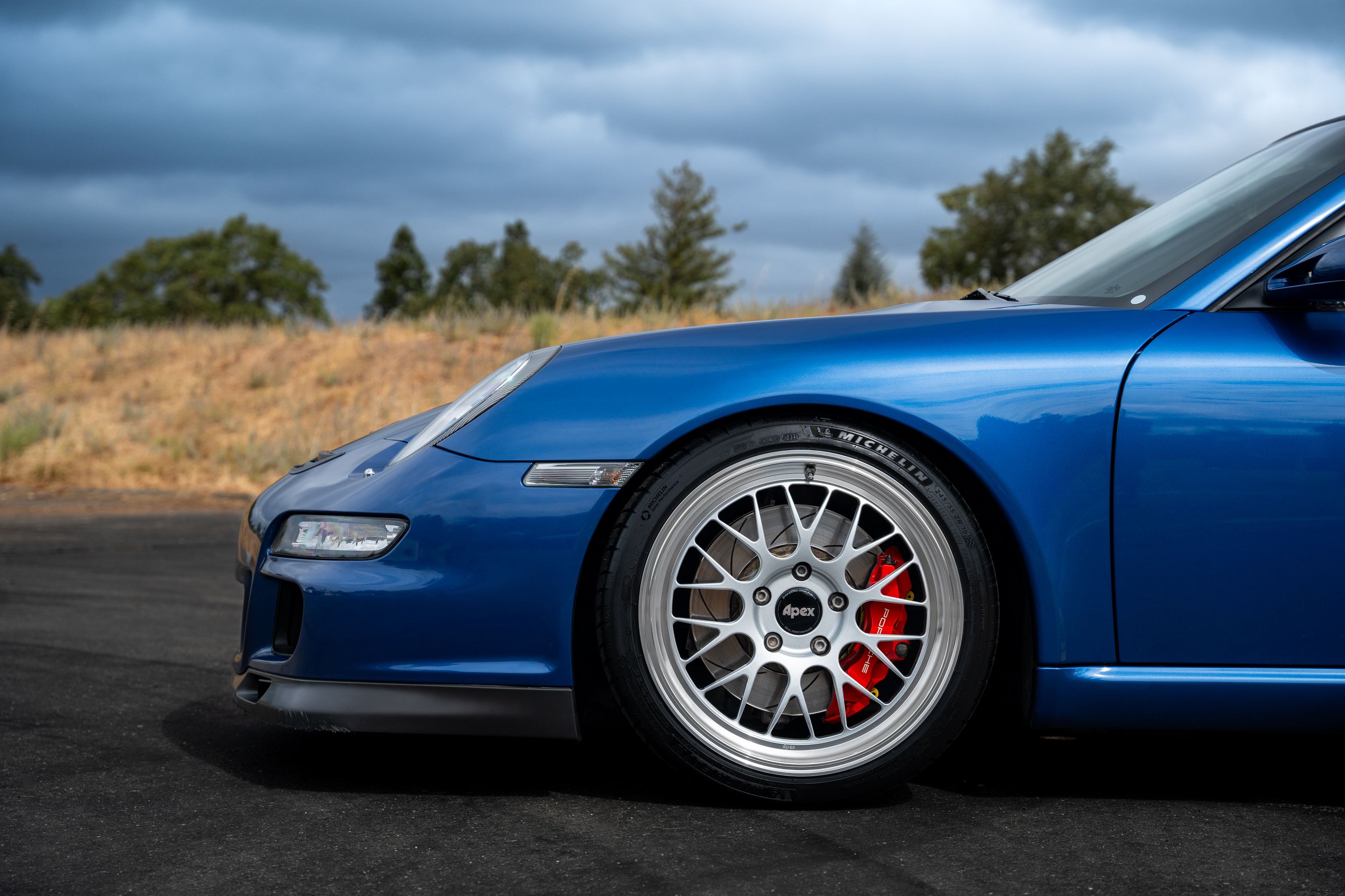 Blue Porsche 911 997 GT3 with 19" ML-10RT Apex wheels in Machined Lip Race Silver