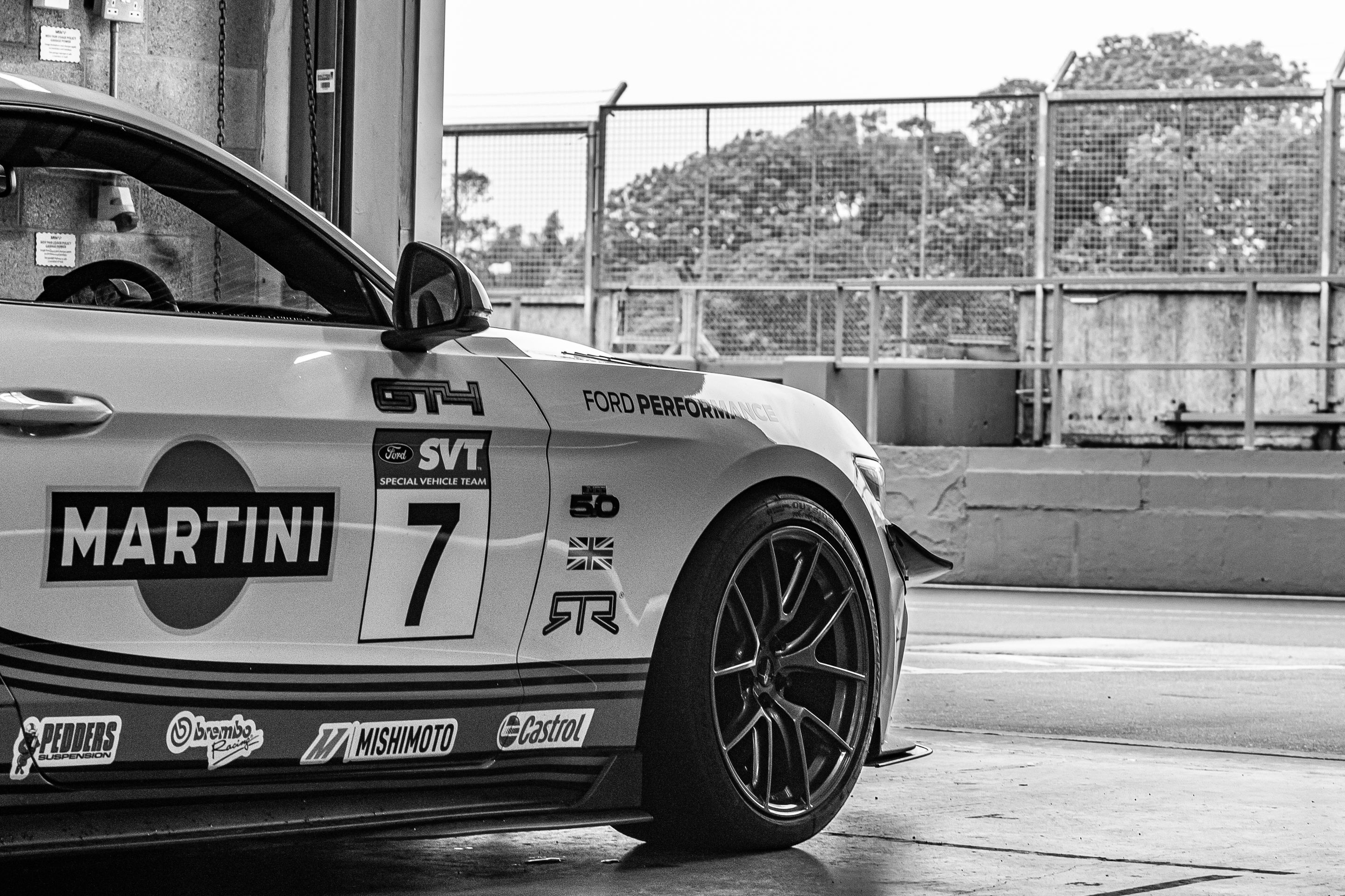 White Ford S550 Mustang GT with 19" VS-5RS Apex wheels in Anthracite