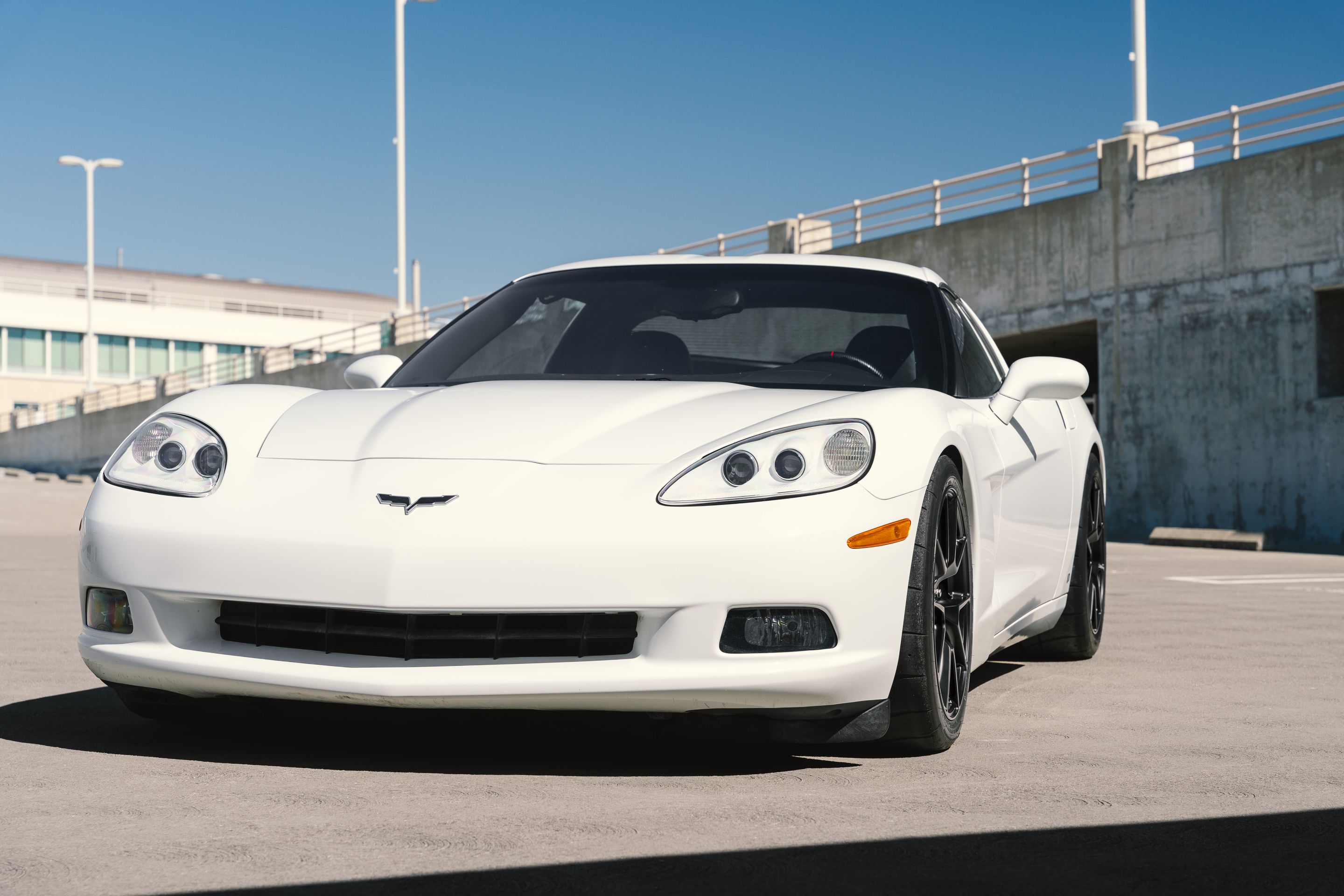 White Chevrolet C6 Corvette Base/Z51 with 18" VS-5 Apex wheels in Satin Black