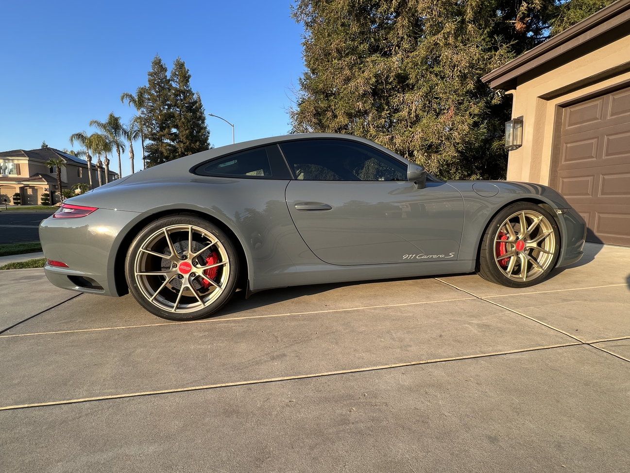 Grey Porsche 911 991.2 Carrera S with 20" VS-5RS Apex wheels in Motorsport Gold