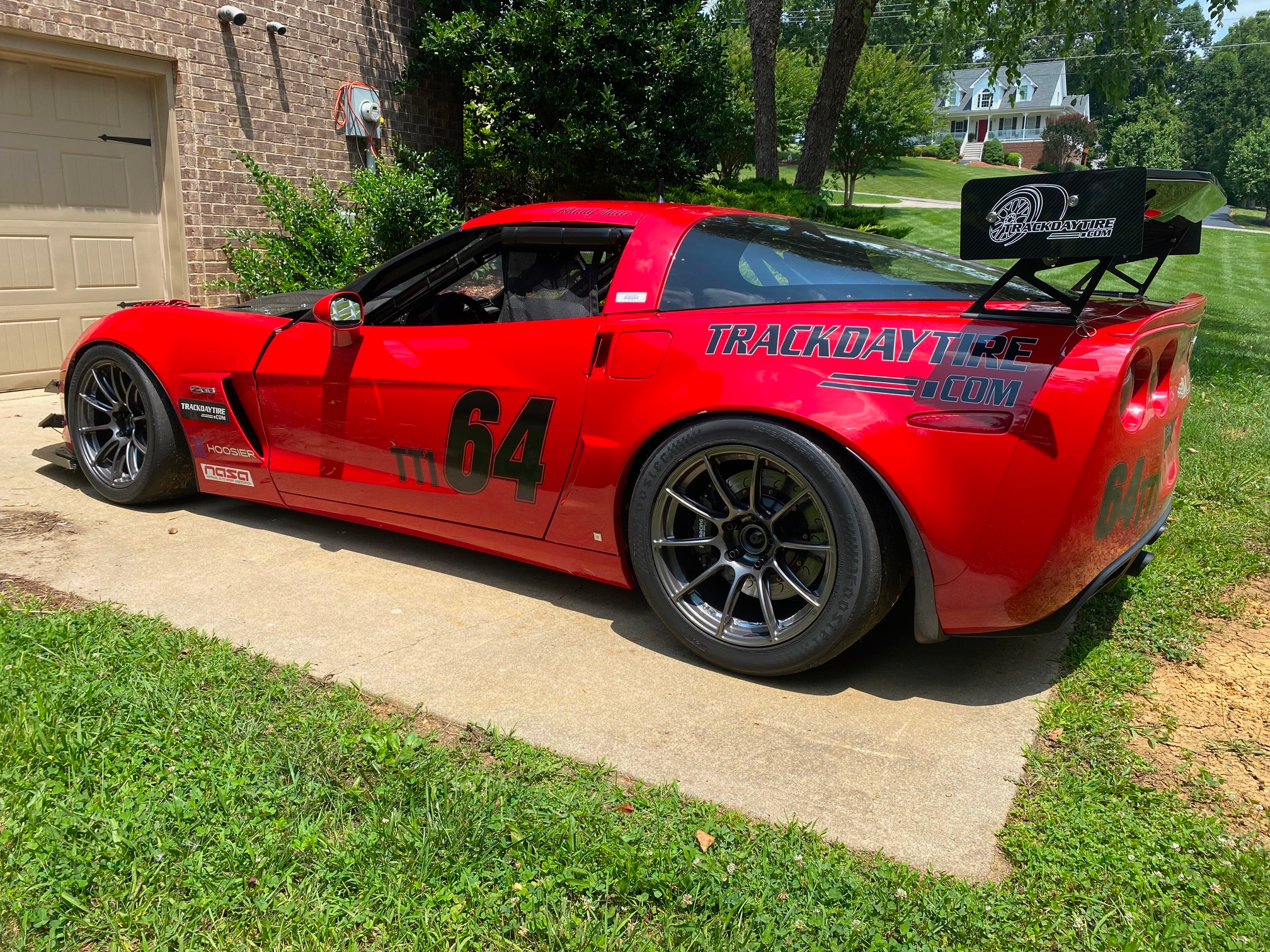 Red Chevrolet C6 Corvette Z06 with 18" SM-10RS Apex wheels in Anthracite