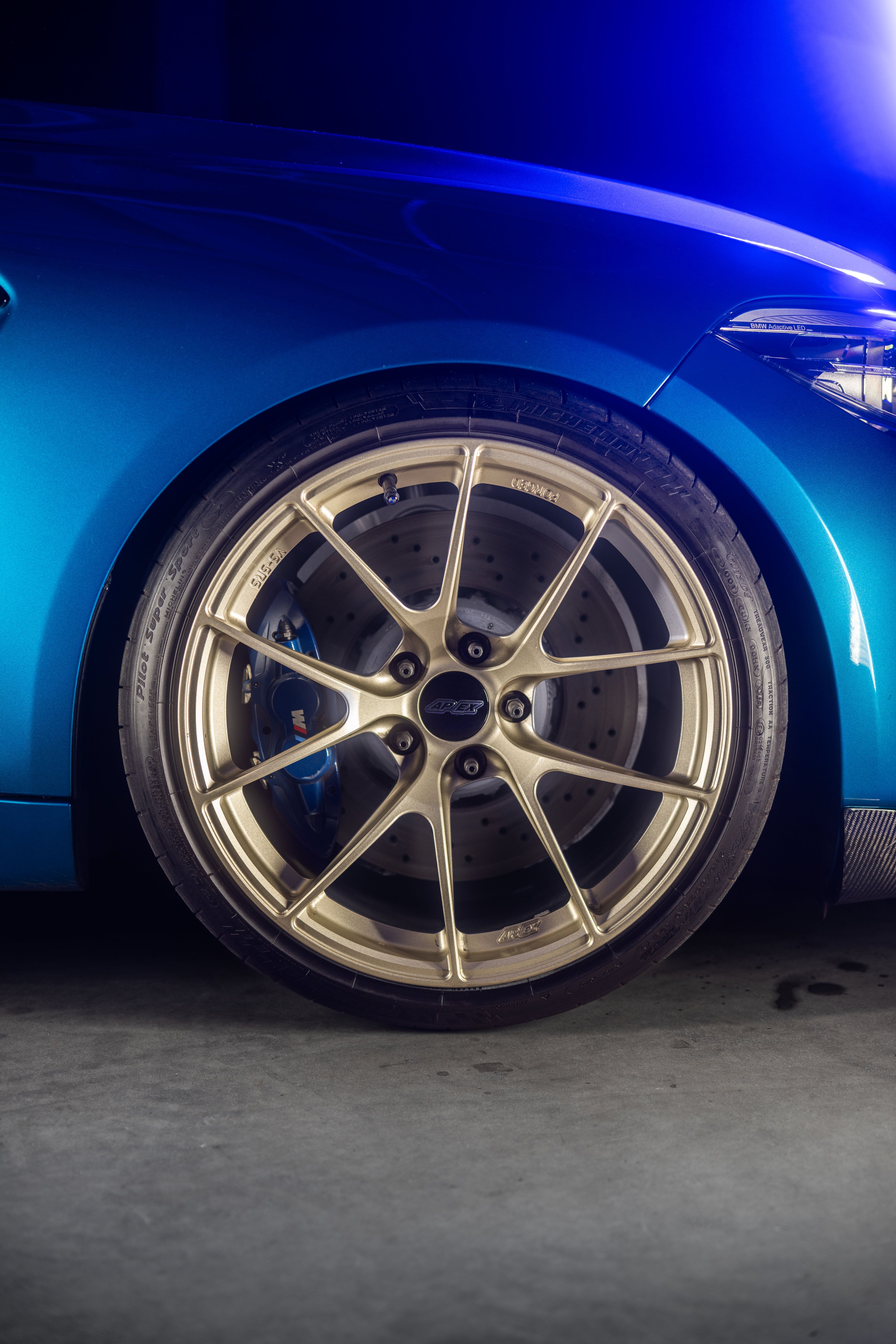 Blue BMW F87 M2 with 19" VS-5RS Apex wheels in Motorsport Gold
