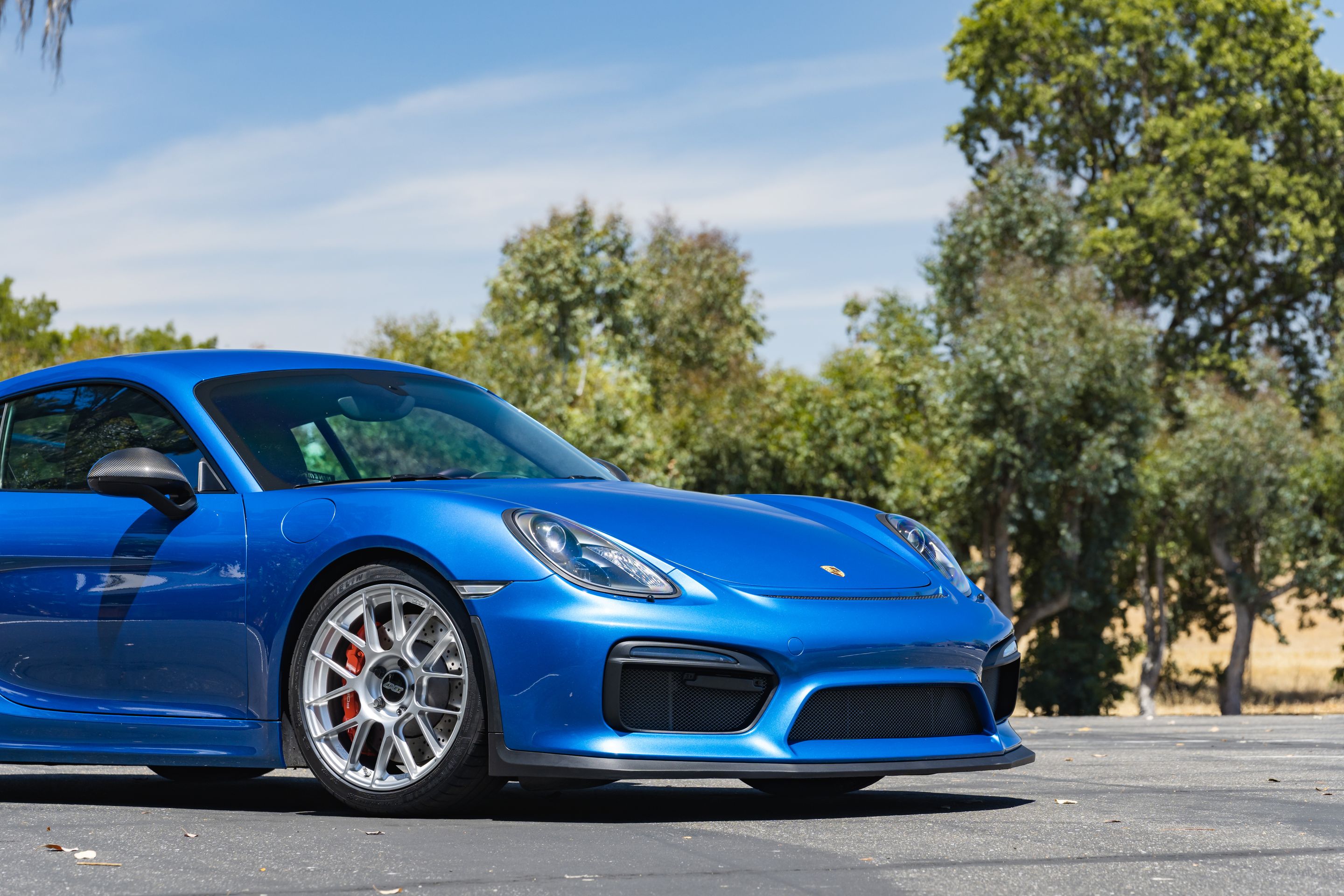 Blue Porsche 981 Cayman GT4 with 19" EC-7RS Apex wheels in Race Silver