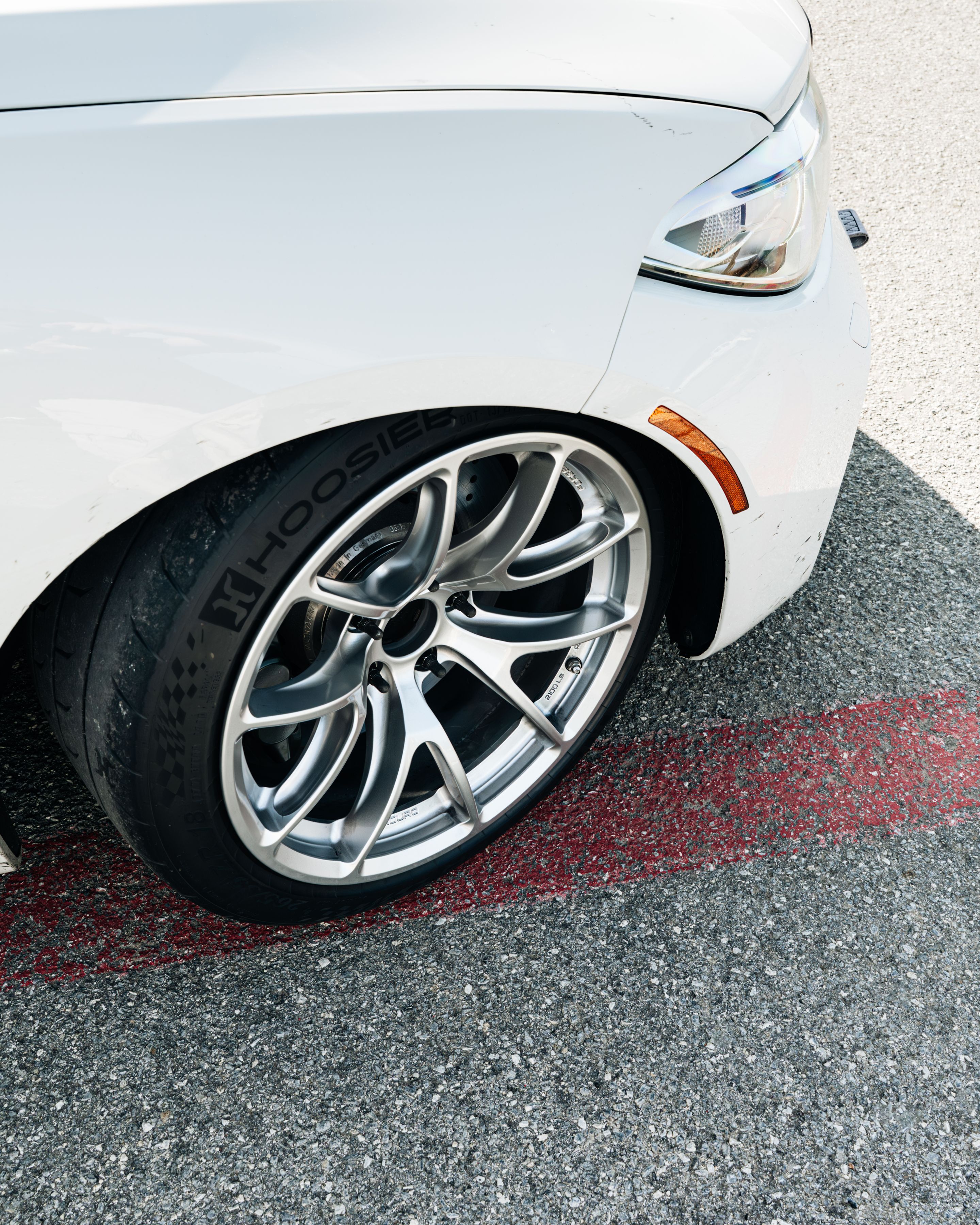 White BMW F87 M2 with 18" VS-5RE Apex wheels in Anthracite