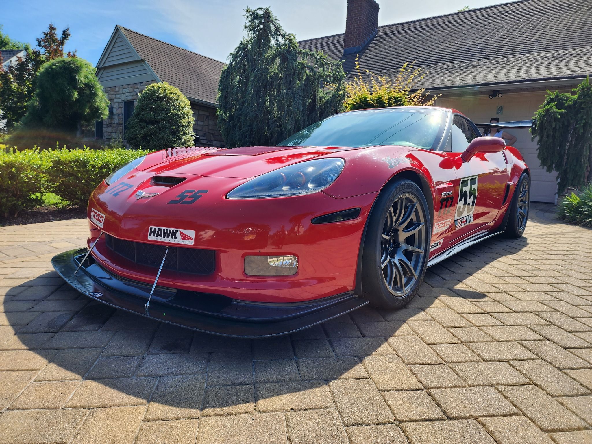 Red Chevrolet C6 Corvette Z06 with 18" SM-10 Apex wheels in Anthracite