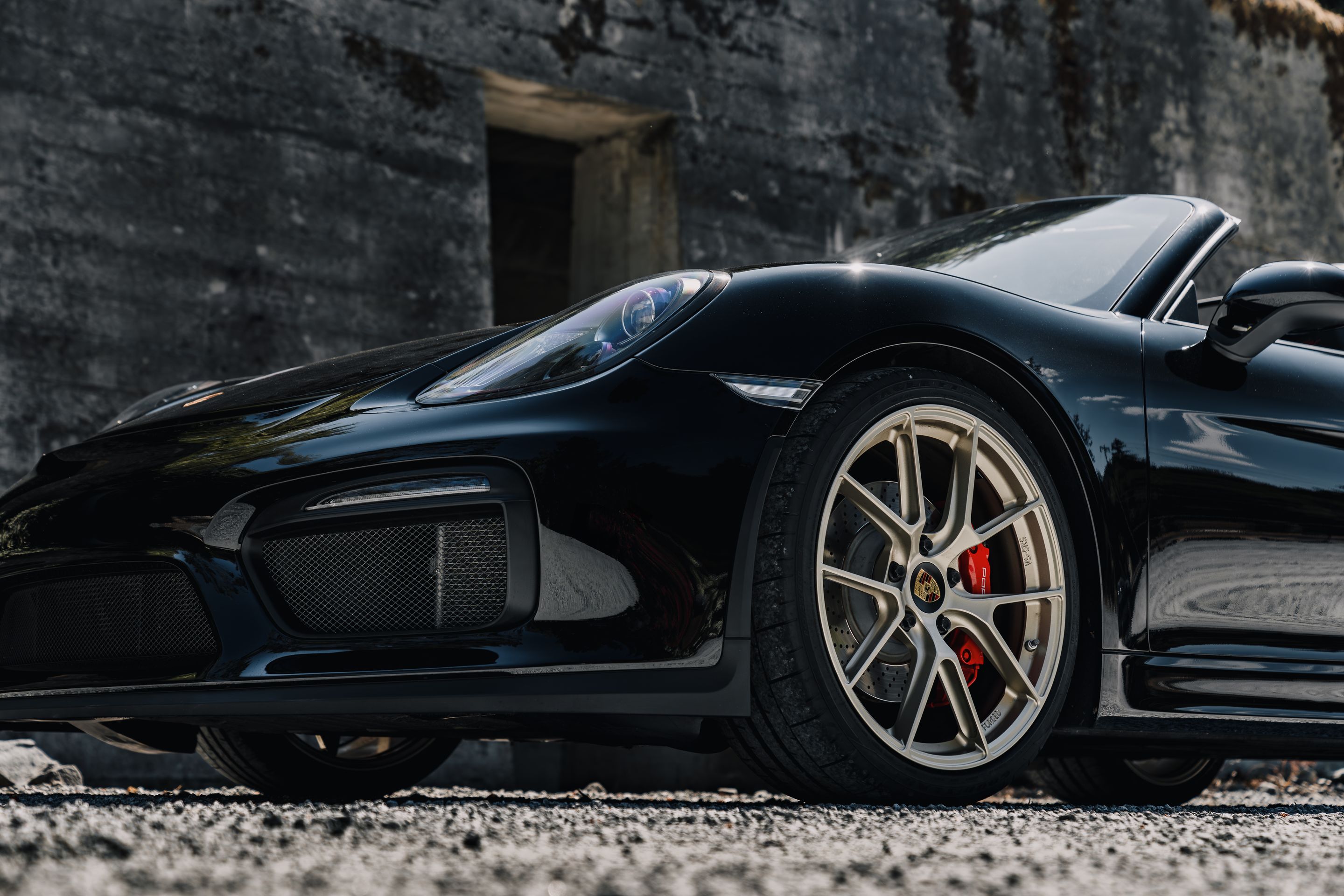 Black Porsche 981 Spyder with 20" VS-5RS Apex wheels in Motorsport Gold