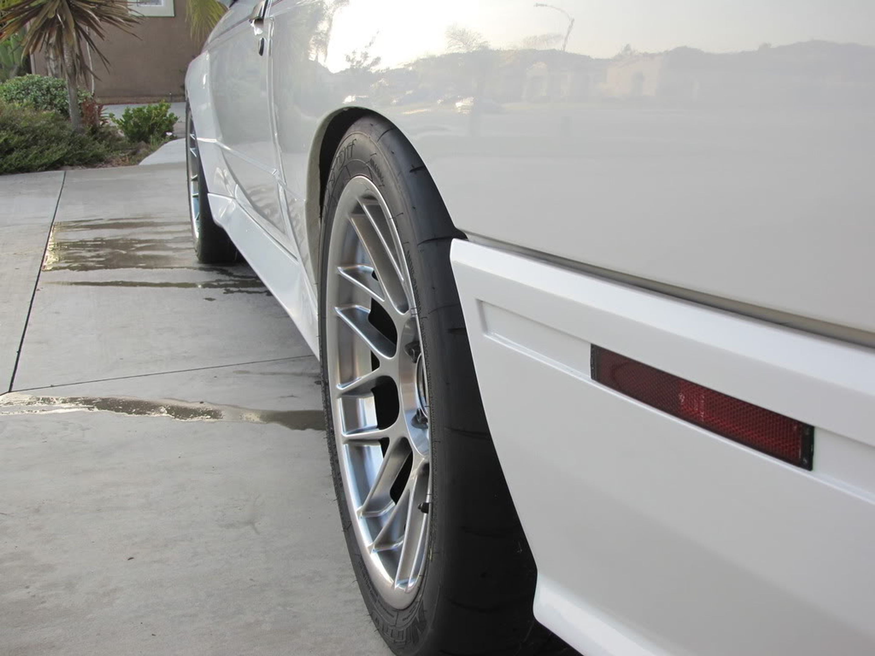 White BMW E30 M3 with 17" ARC-8 Apex wheels in Hyper Black