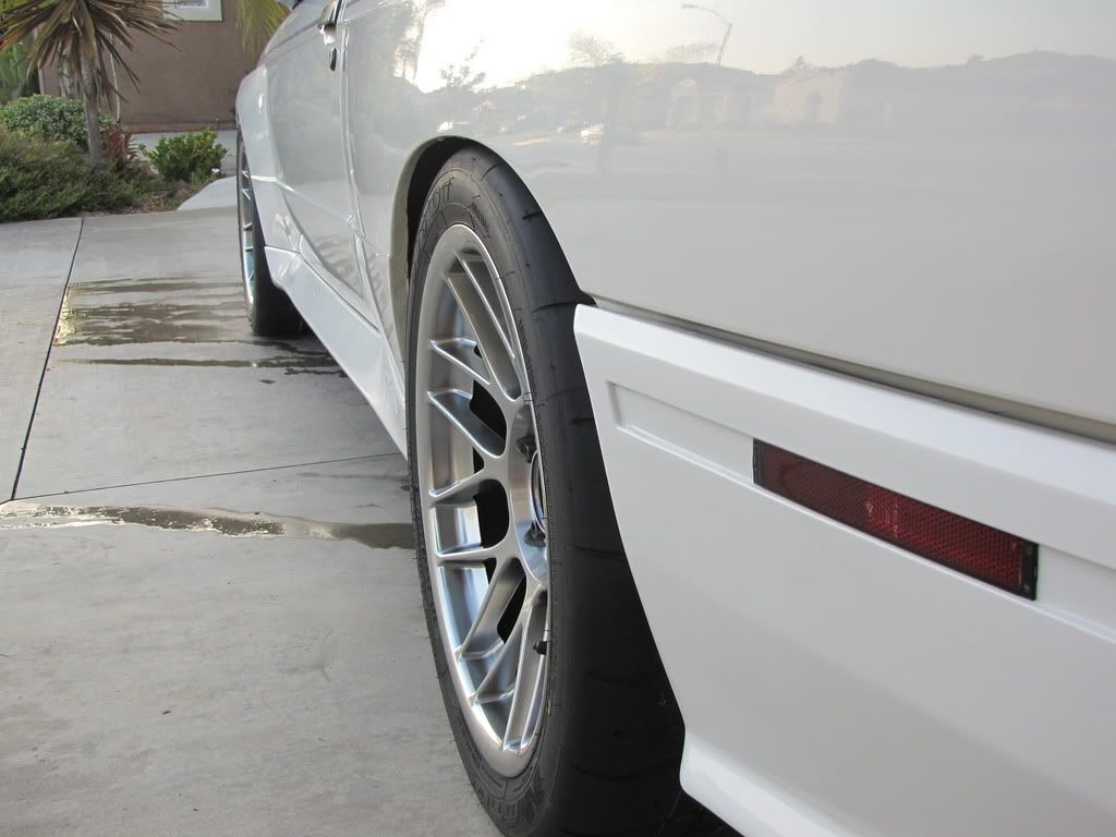 White BMW E30 M3 with 17" ARC-8 Apex wheels in Hyper Black