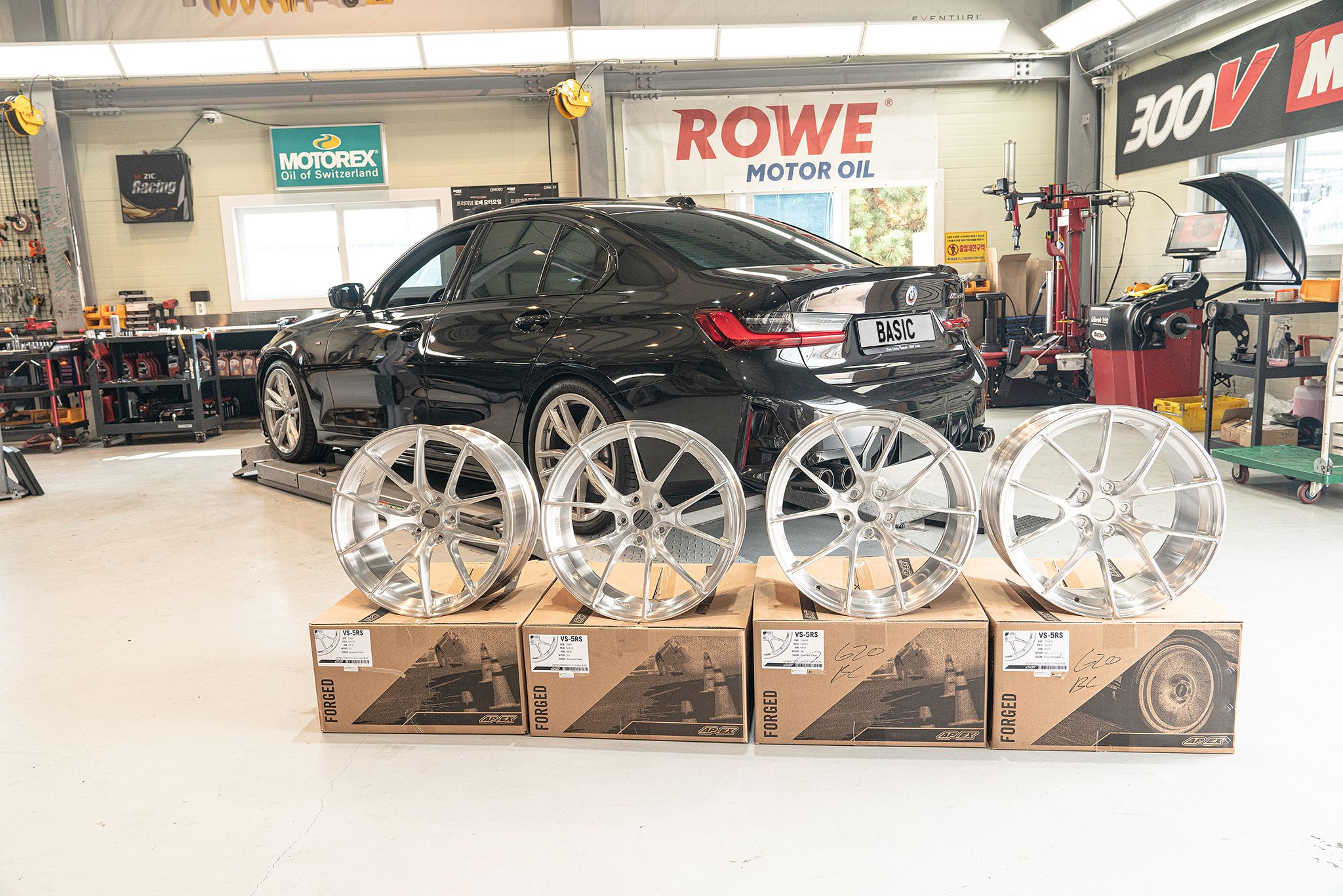 Black BMW G20 Sedan 3 Series with 19" VS-5RS Apex wheels in Brushed Clear