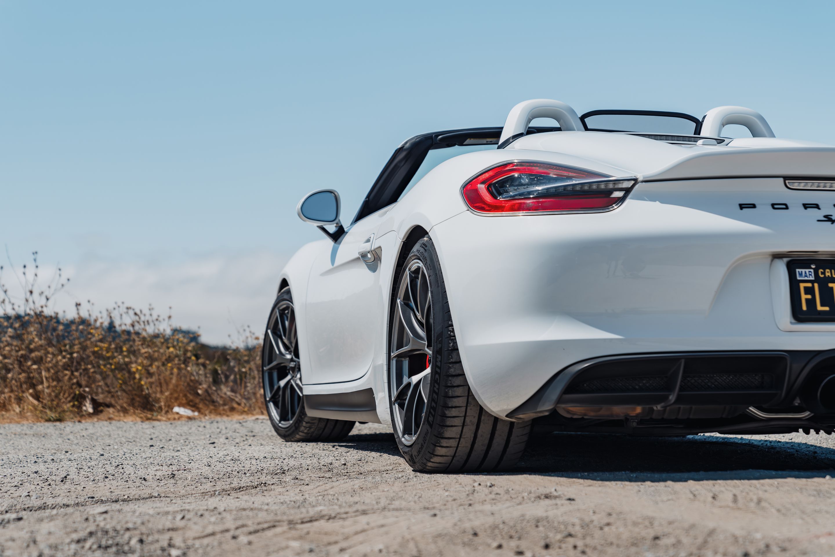 White Porsche 981 Spyder with 19" VS-5RS Apex wheels in Anthracite