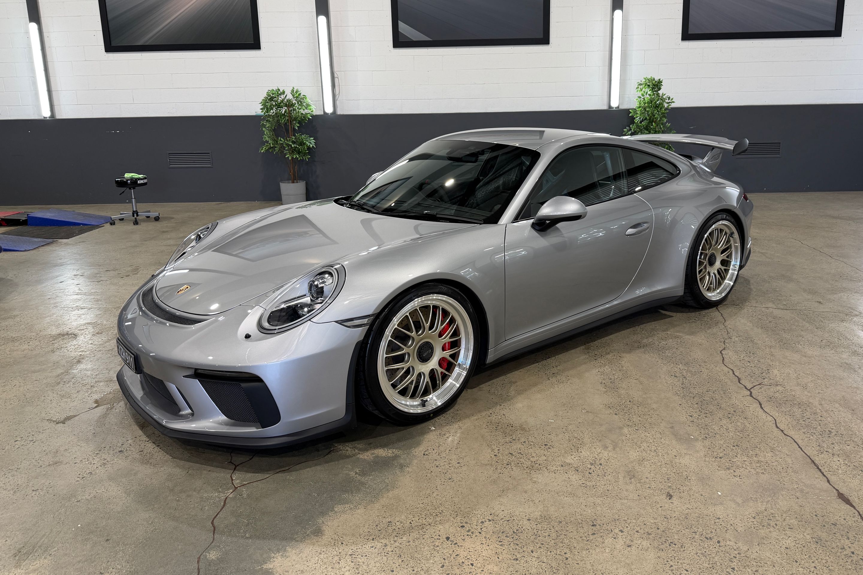 Silver Porsche 911 991.2 GT3 with 20" ML-10RT Apex wheels in Machined Lip Gloss Motorsport Gold
