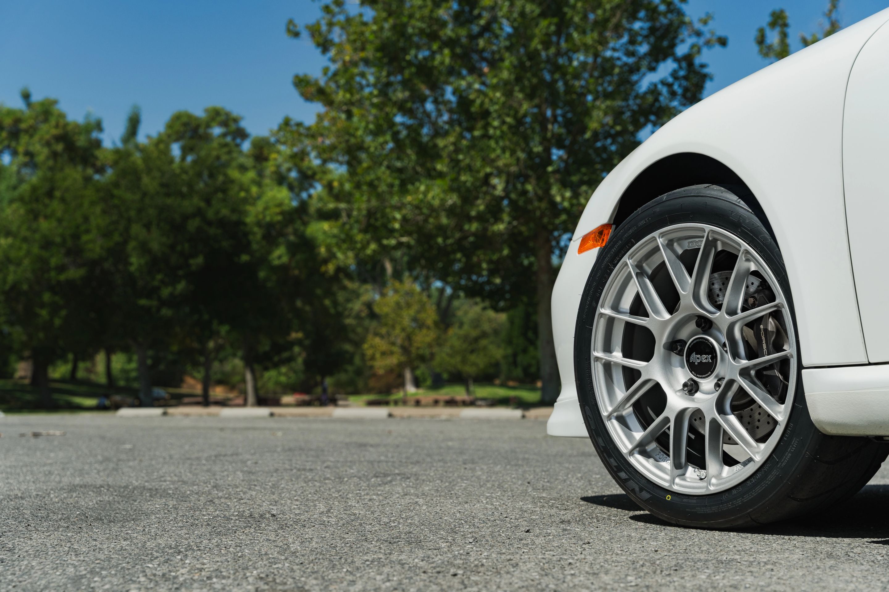 White Porsche 911 997 Carrera with 18" EC-7RS Apex wheels in Race Silver