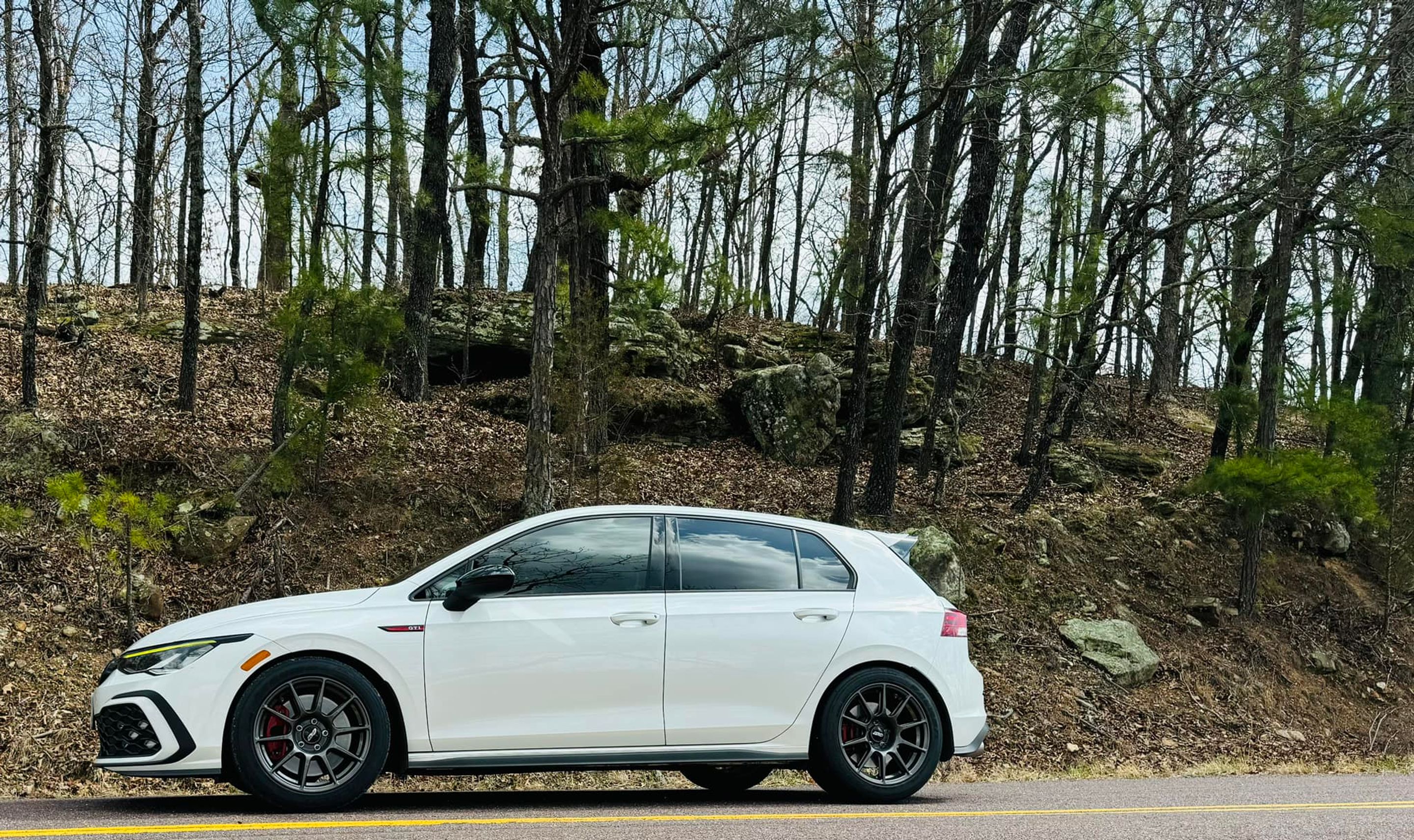 White VW MK8 GTI with 17" SM-10 Apex wheels in Anthracite