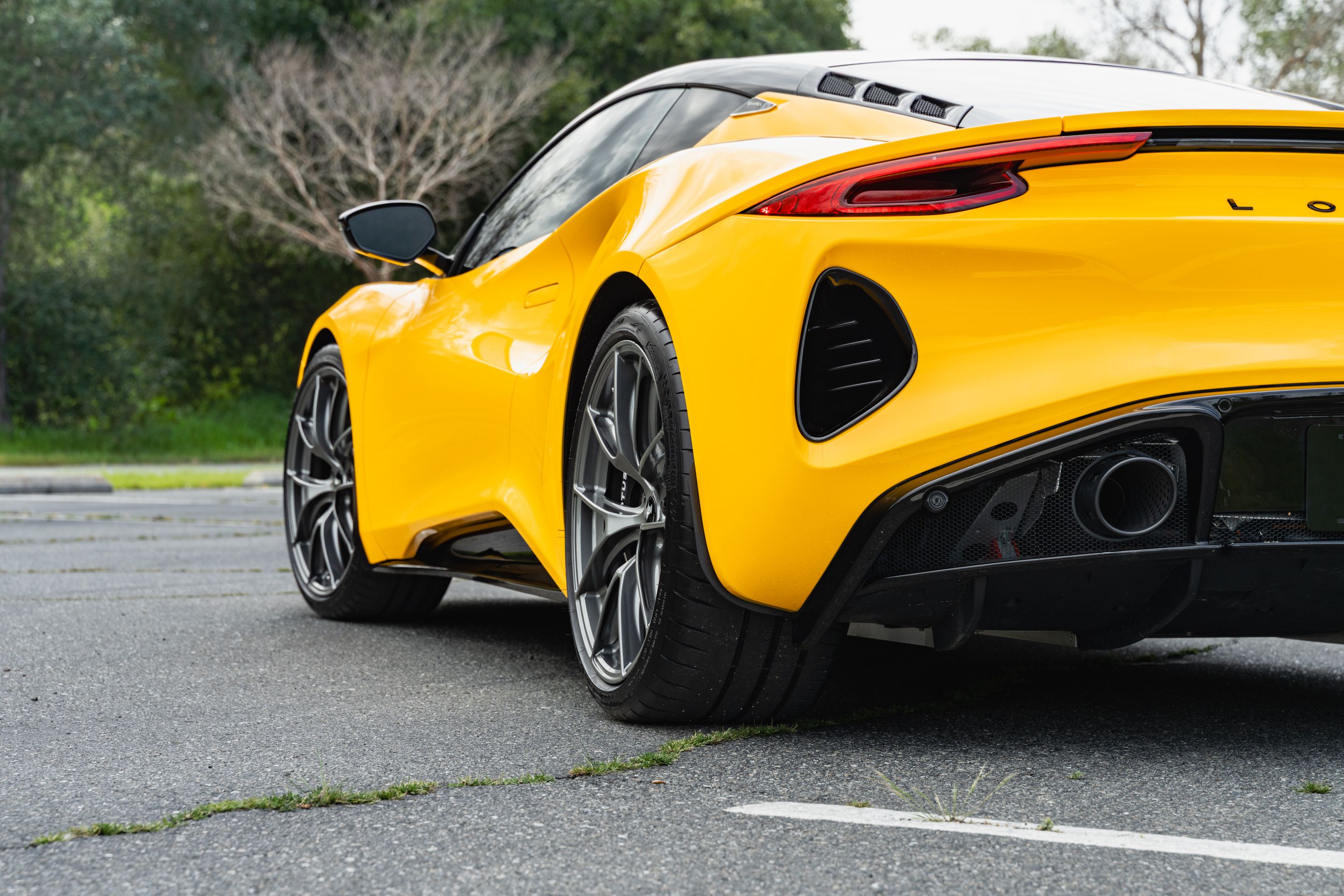 Yellow Lotus Emira with 20" VS-5RS Apex wheels in Anthracite
